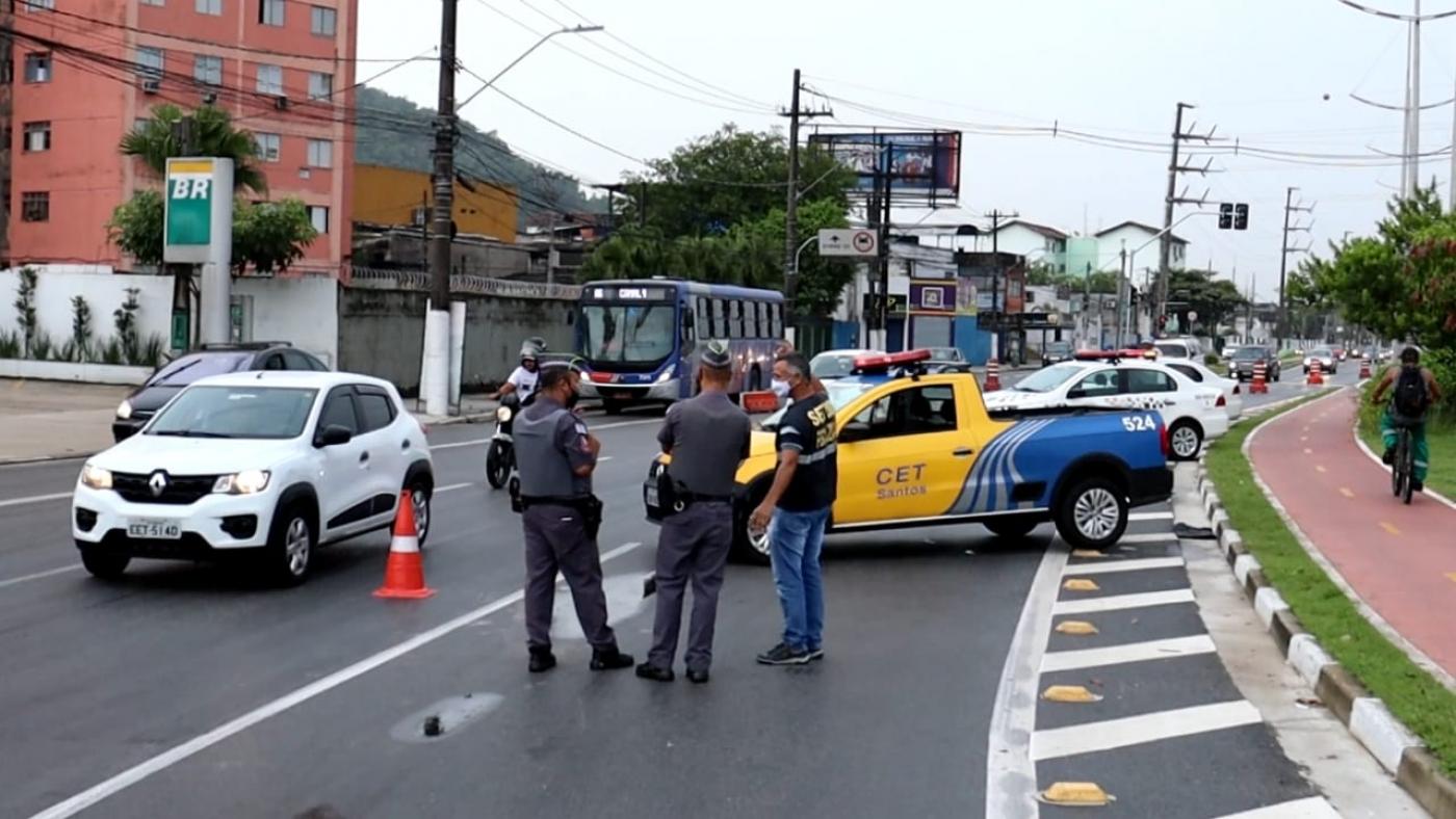 policiais, agentes do turismo, da CET na pista. carros passam #Paratodosverem