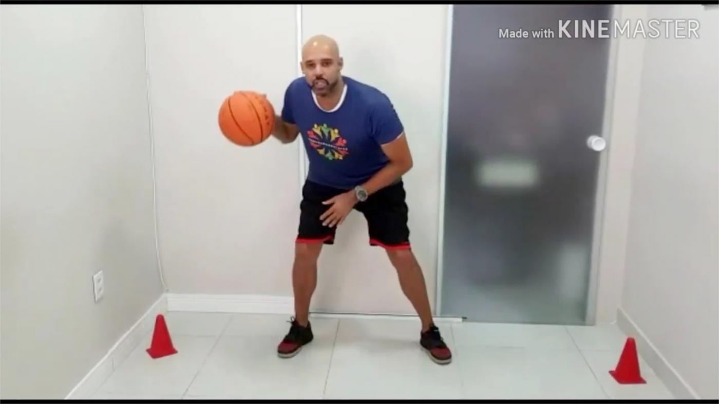 em vídeo, professor está com bola de basquete #paratodosverem