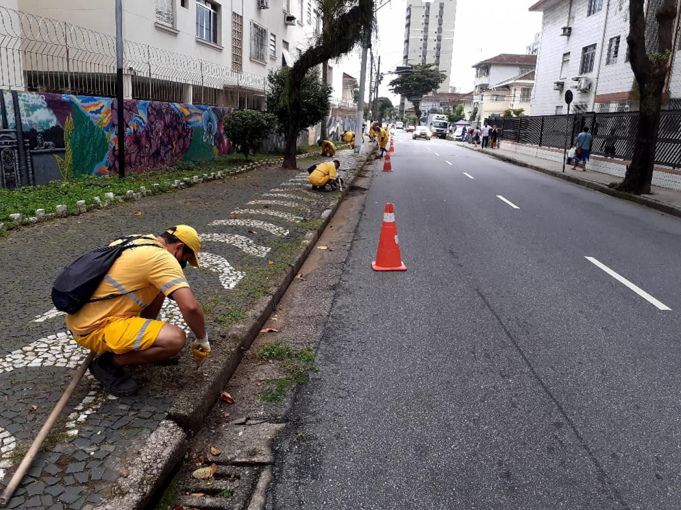 operários capinam em calçada #paratodosverem 