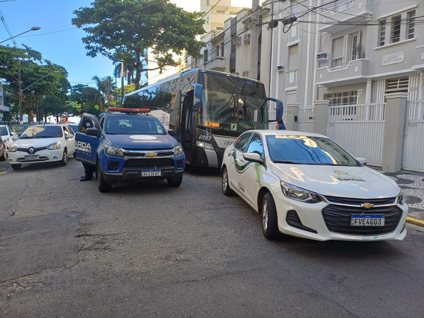 ônibus cercado por viatura e carro da prefeitura #paratodosverem