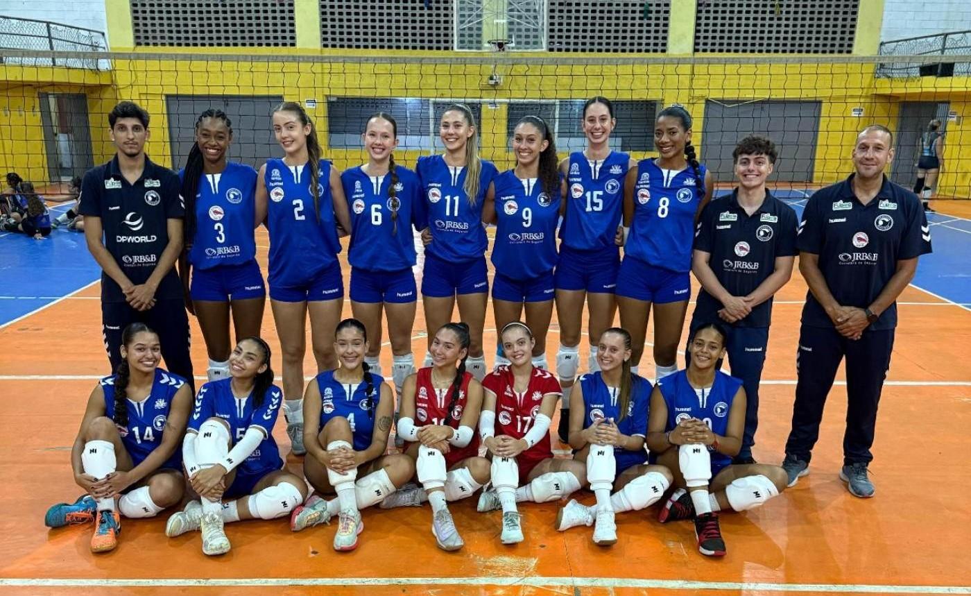 atletas do vôlei posam para foto em quadra. #paratodosverem