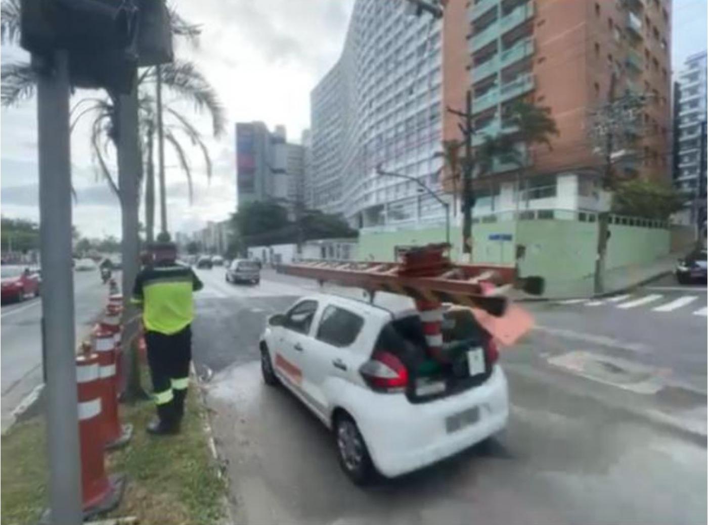 carros passam em via liberada após obras. #paratodosverem 