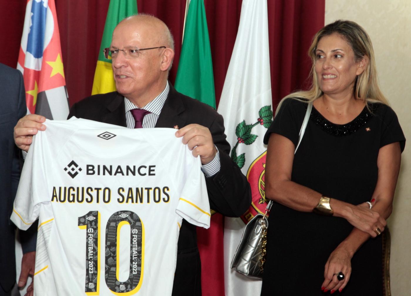 autoridade mostra camisa do Santos que ganhou #paratodosverem 
