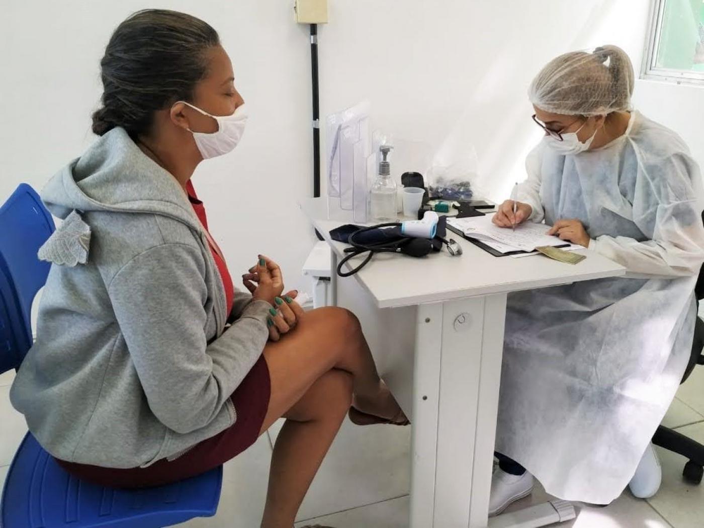 Paciente em consultório com profissional de saúde. #paratodosverem
