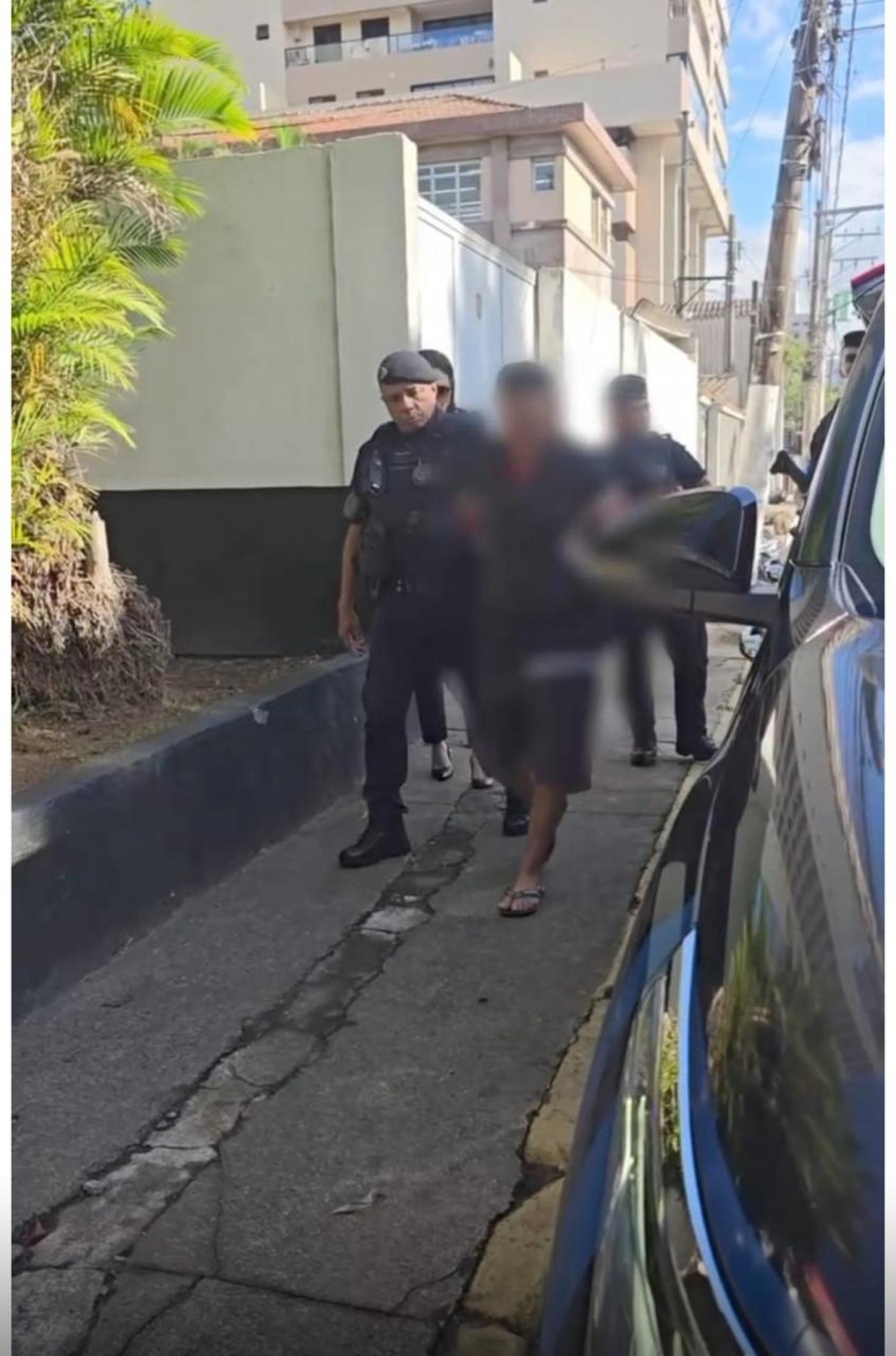 homem é conduzido à delegacia por guarda municipal. #paratodosverem