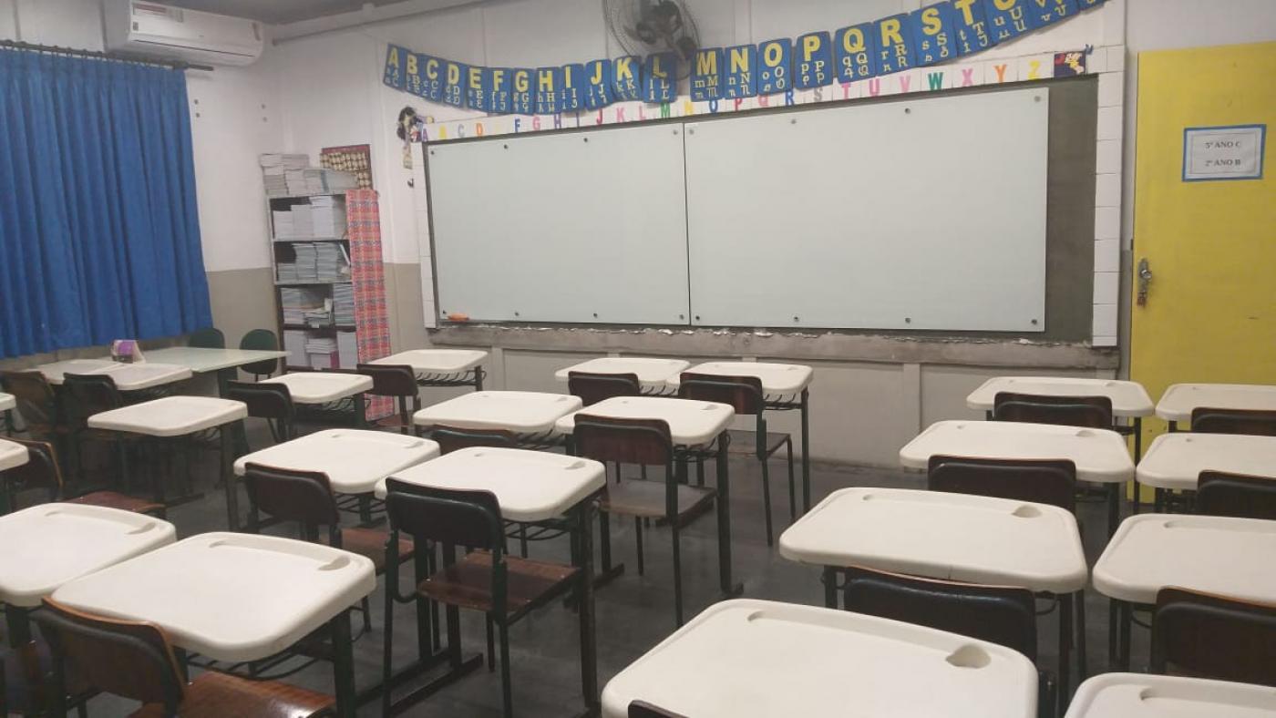 Sala de escola com carteiras vazias. #Paratodosverem