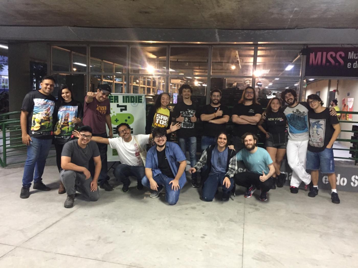 grupo reunido posa para foto #paratodosverem 