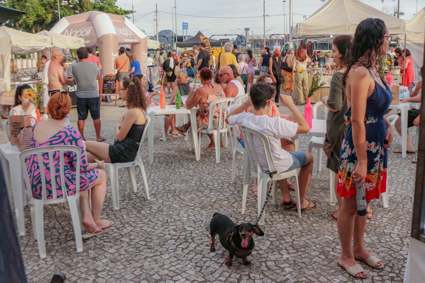 feira com pessoas sentadas #paratodosverem