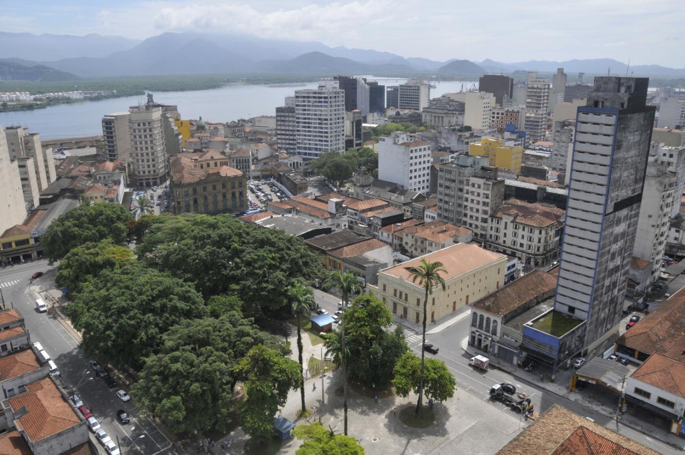 Foto aérea do Centro de Santos com praça em primeiro plano. #paratodosverem
