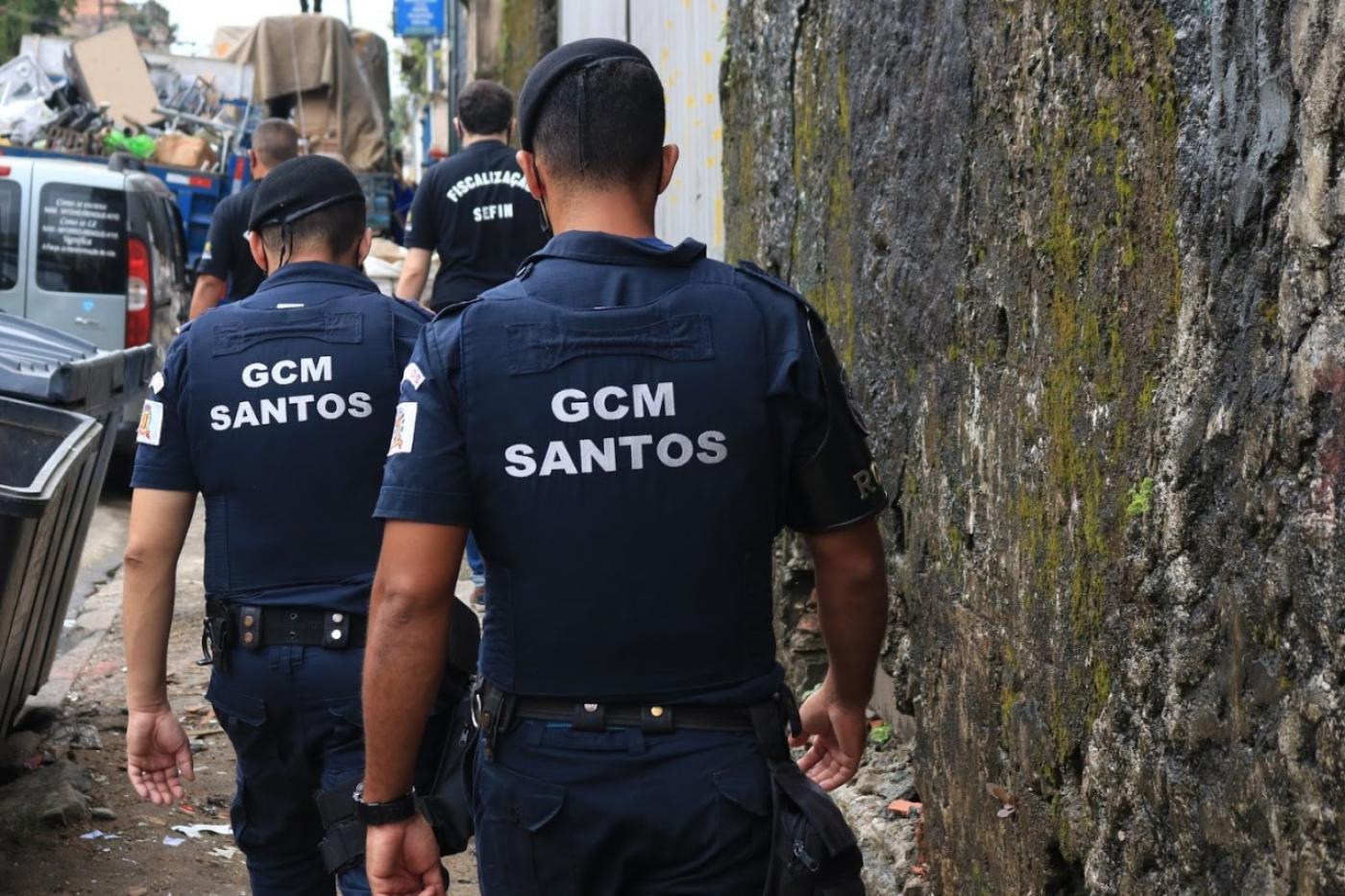 guardas andam  em rua #paratodosverem  