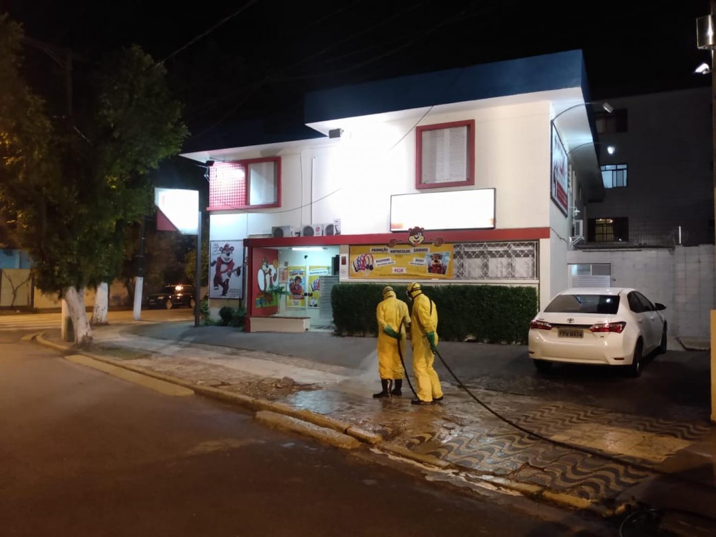 dois operários fazem limpeza na calçada #paratodosverem 