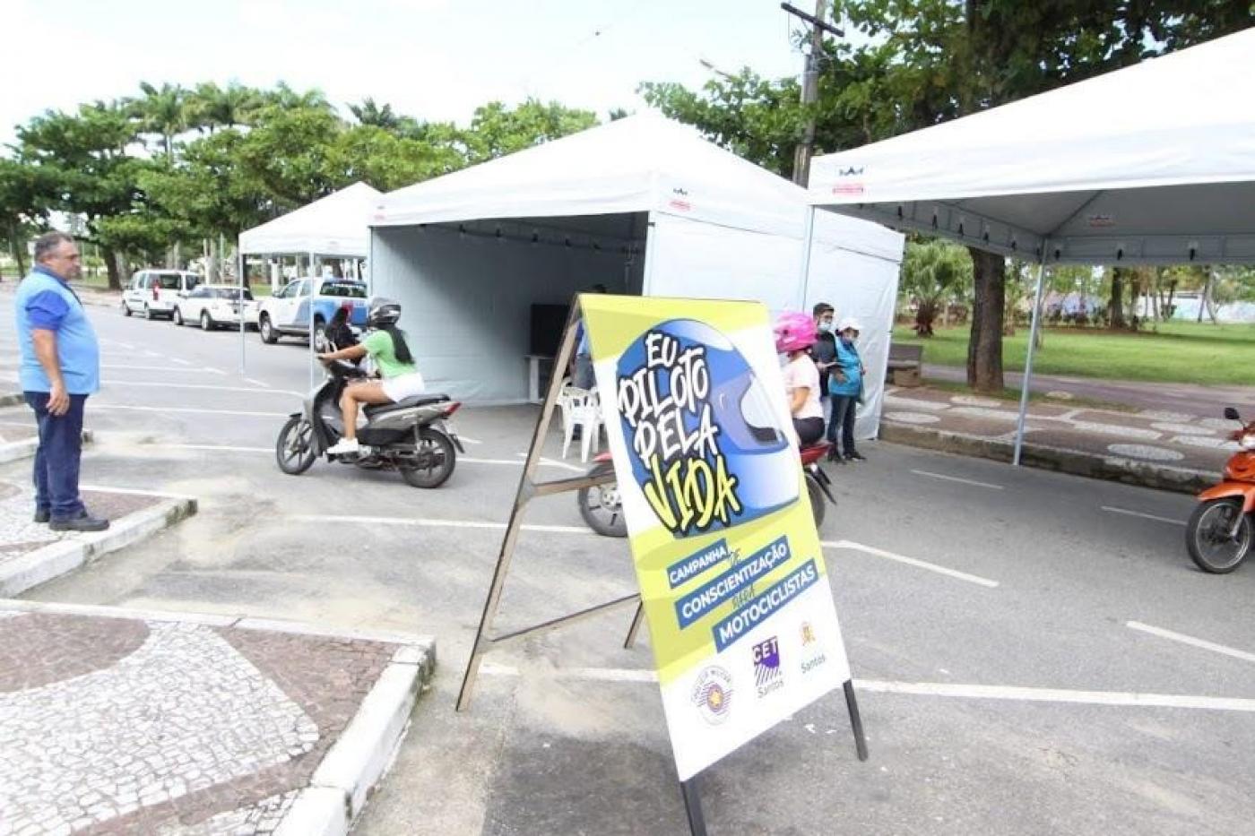 tendas da campanha montadas em rua #paratodosverem