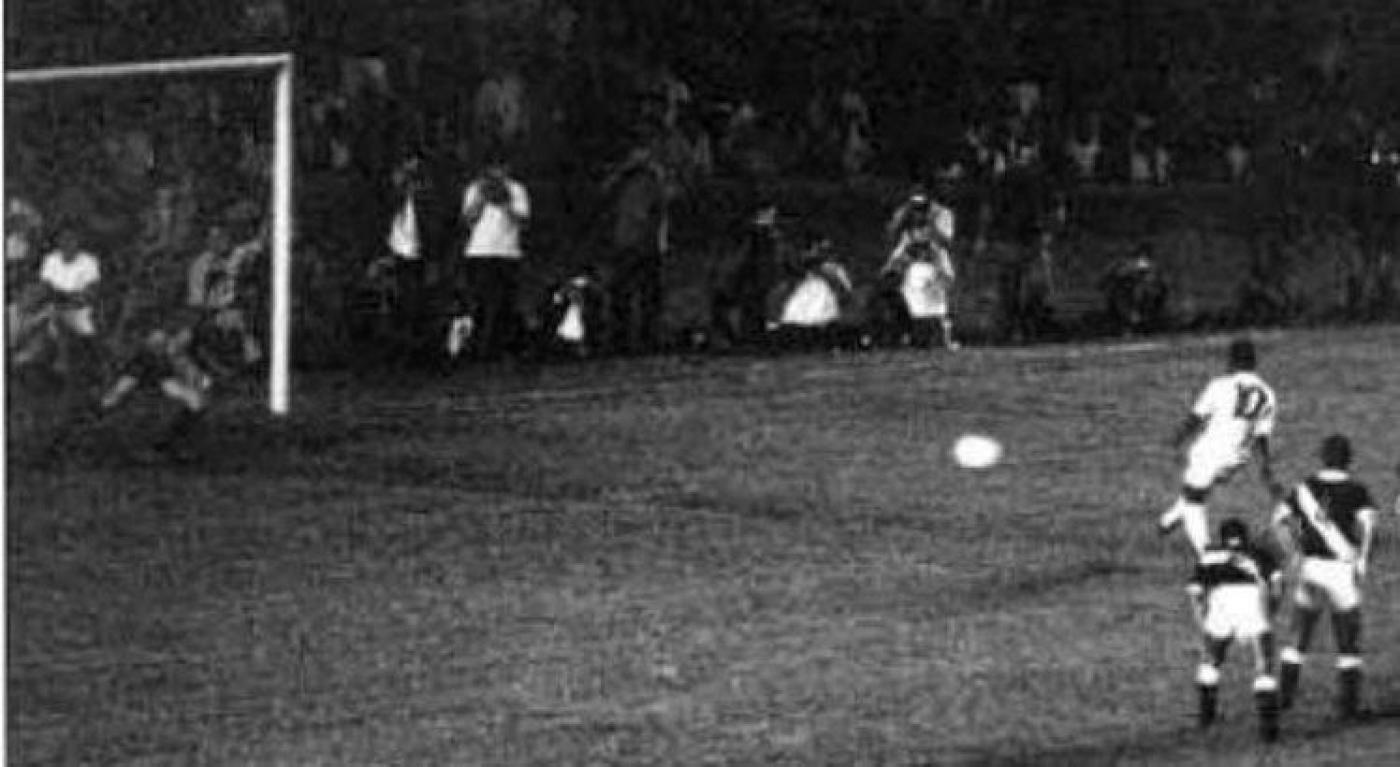 foto de Pelé chutando o pênalti que originou o milésimo gol #pracegover 