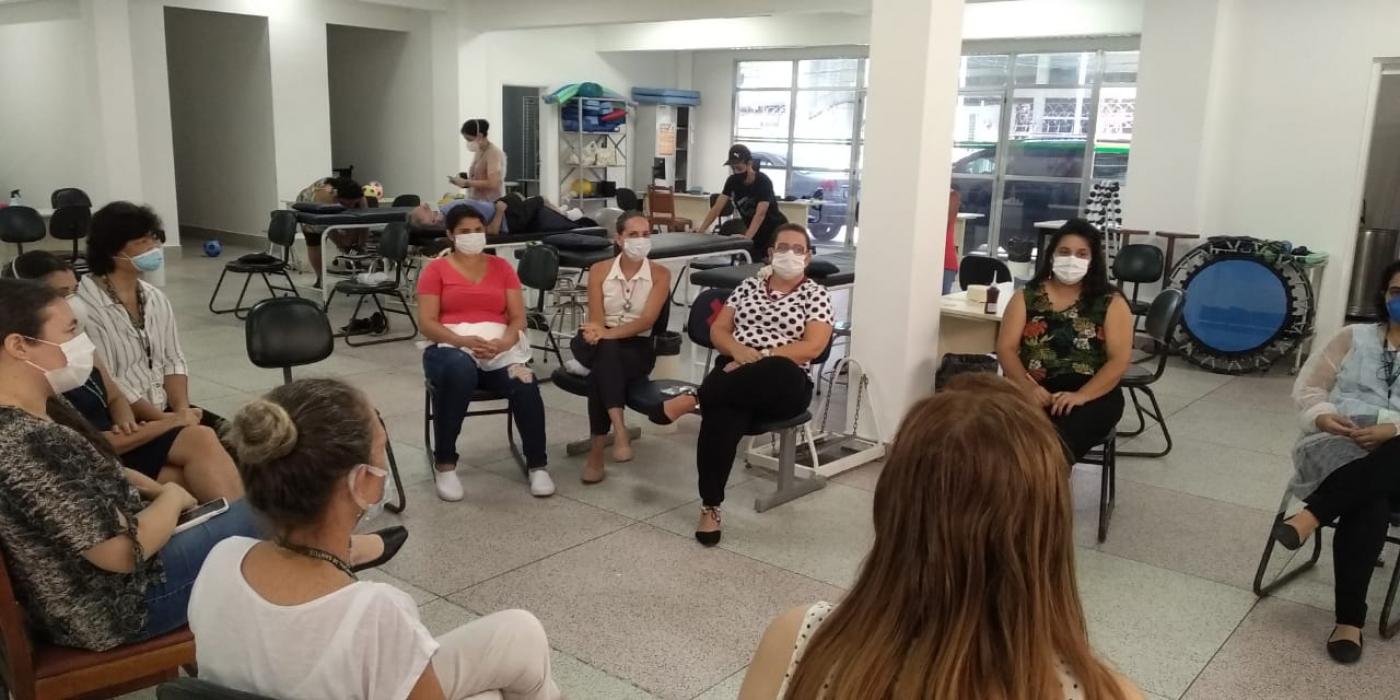 mulheres conversando em roda #paratodosverem 