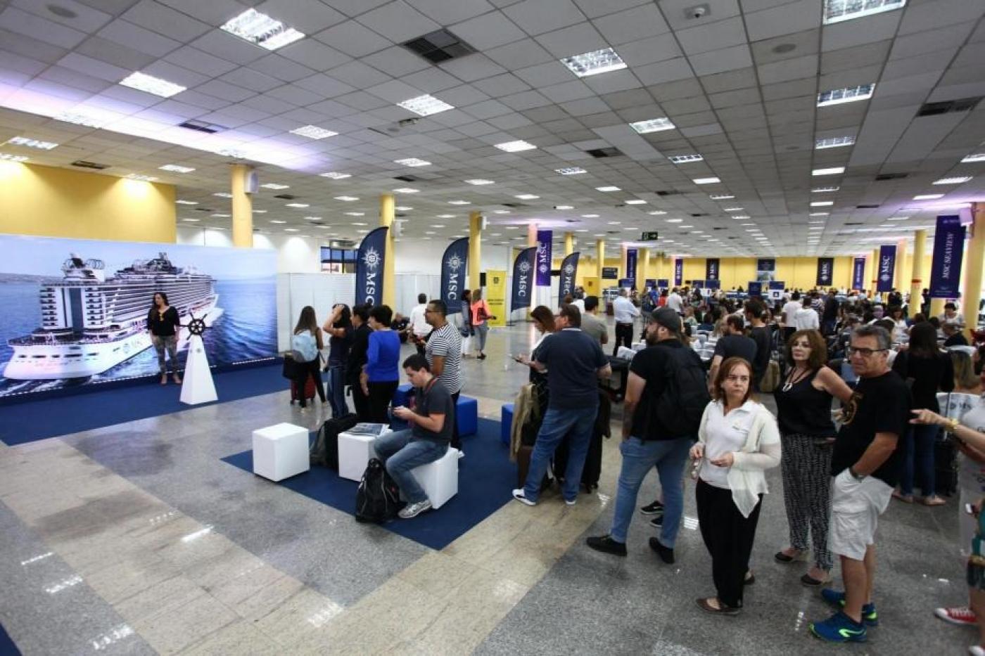 vista do terminal de passageiros com pessoas circulando. #paratodosverem 