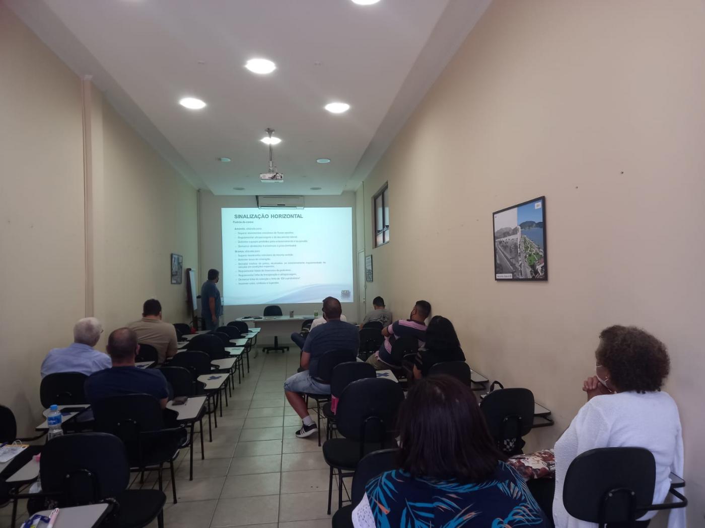 agentes em sala de aula acompanhando capacitação #paratodosverem 