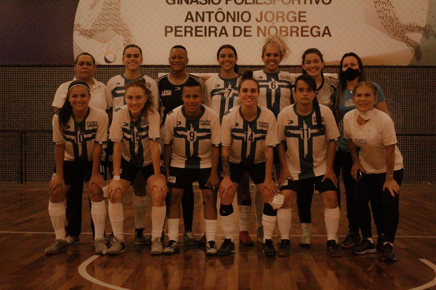 Jogadoras de futsal perfiladas #paratodosverem