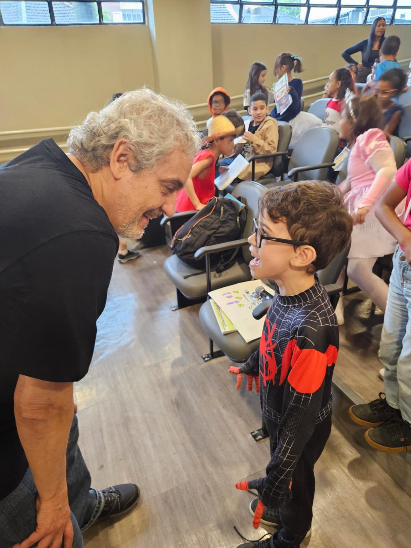 escritor fala com menino #paratodosverem