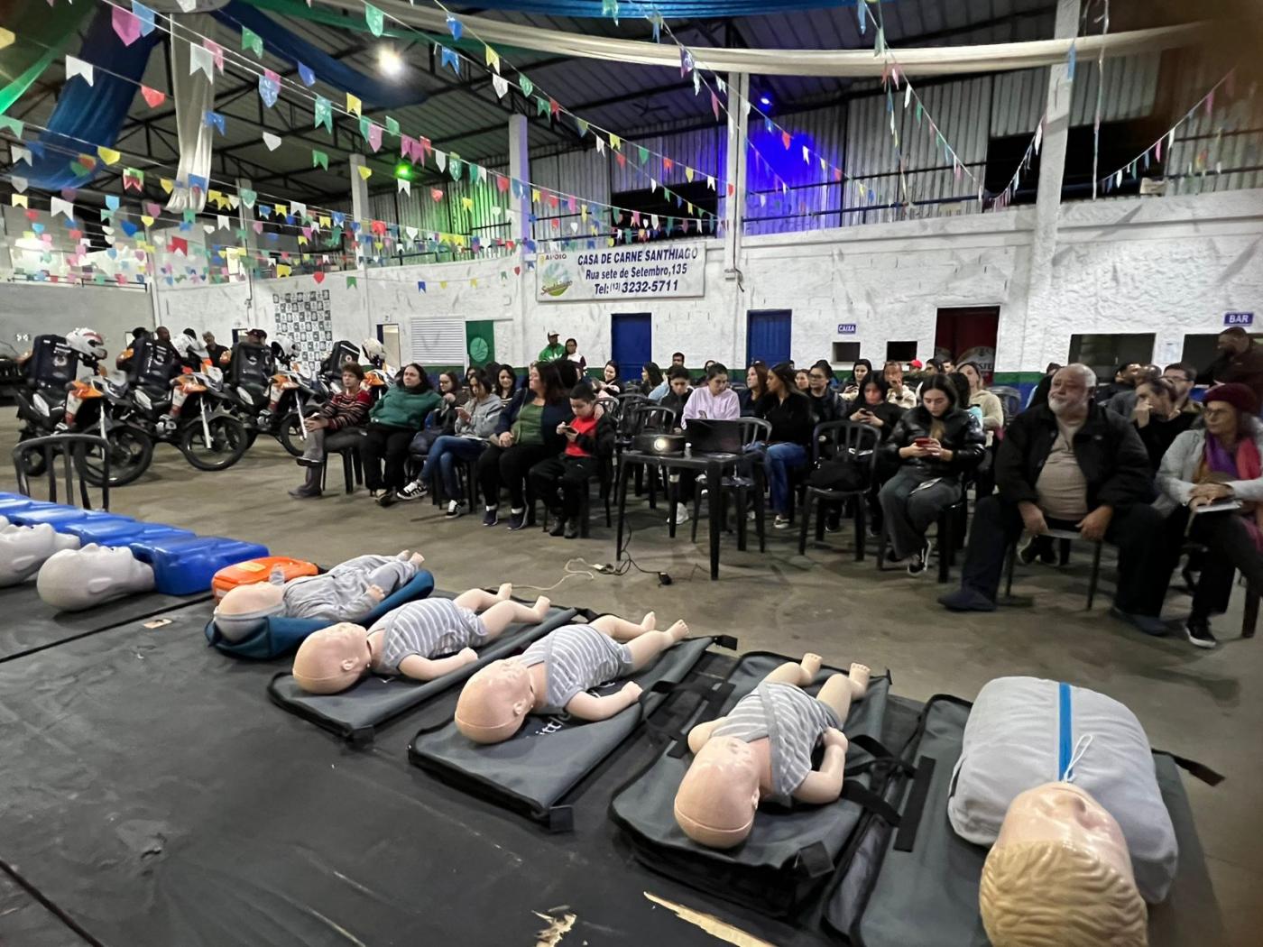 bonecos para simular massagem cardíaca sobre uma mesa. #paratodosverem