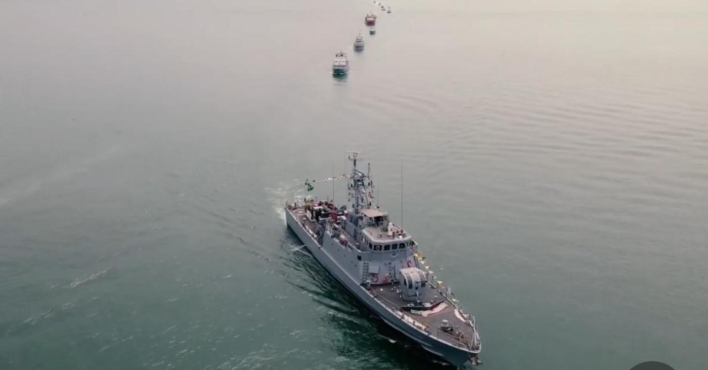 navios enfileirados no mar. #paratodosverem