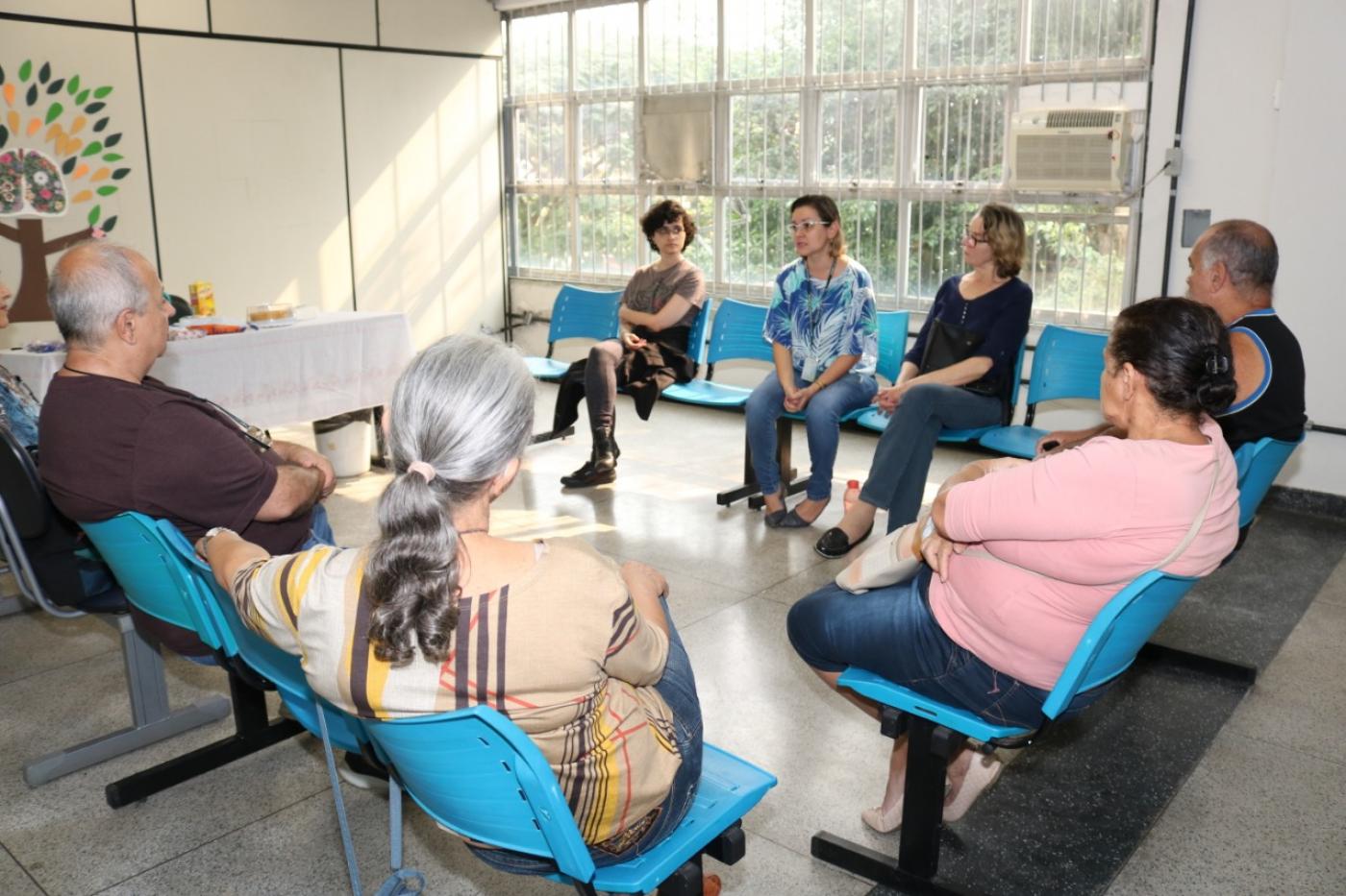 Grupo de pessoas está sentado e conversando. #Pracegover