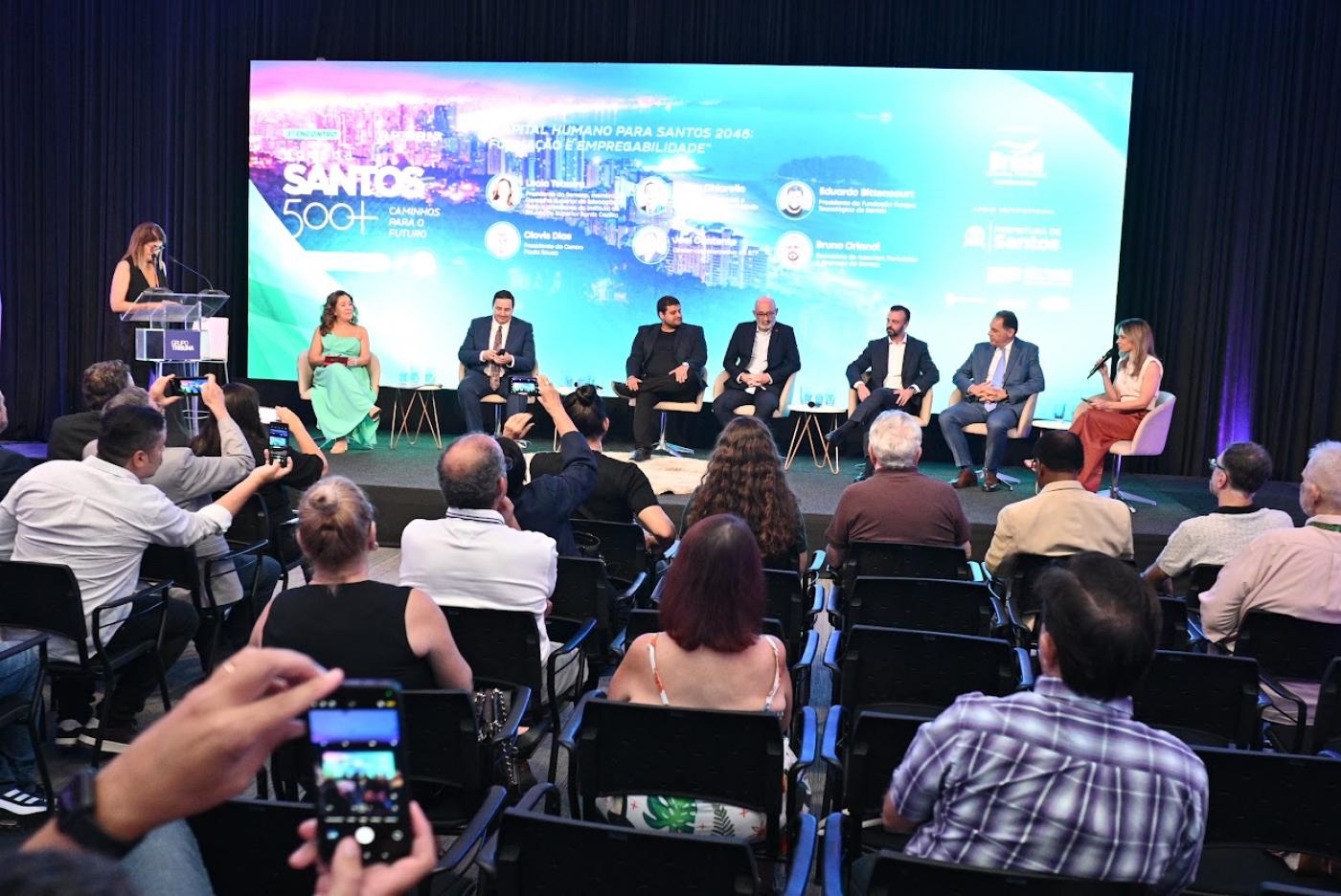 pessoas falando no fórum #paratodosverem 