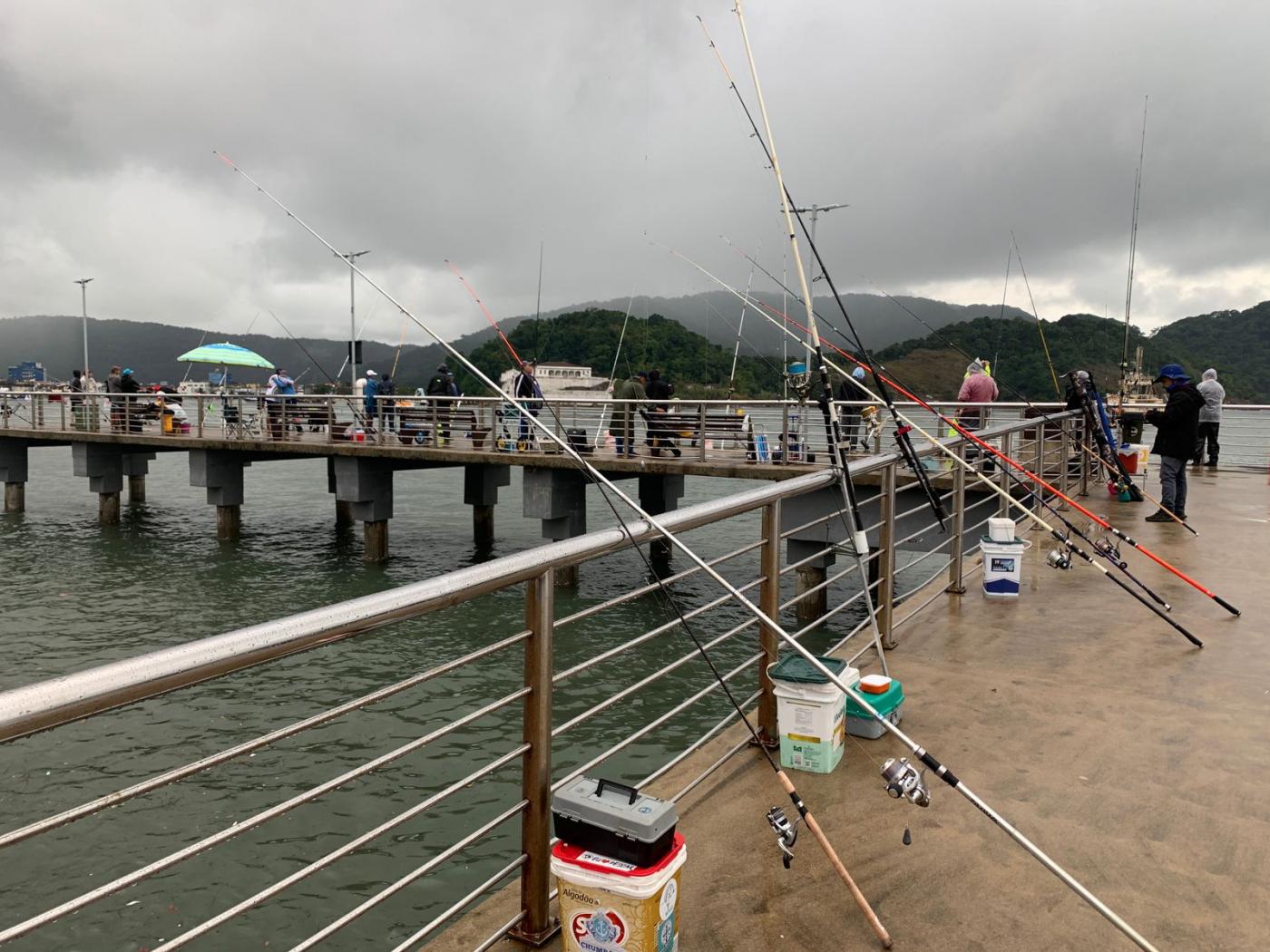 pescadores no deck #paratodosverem 