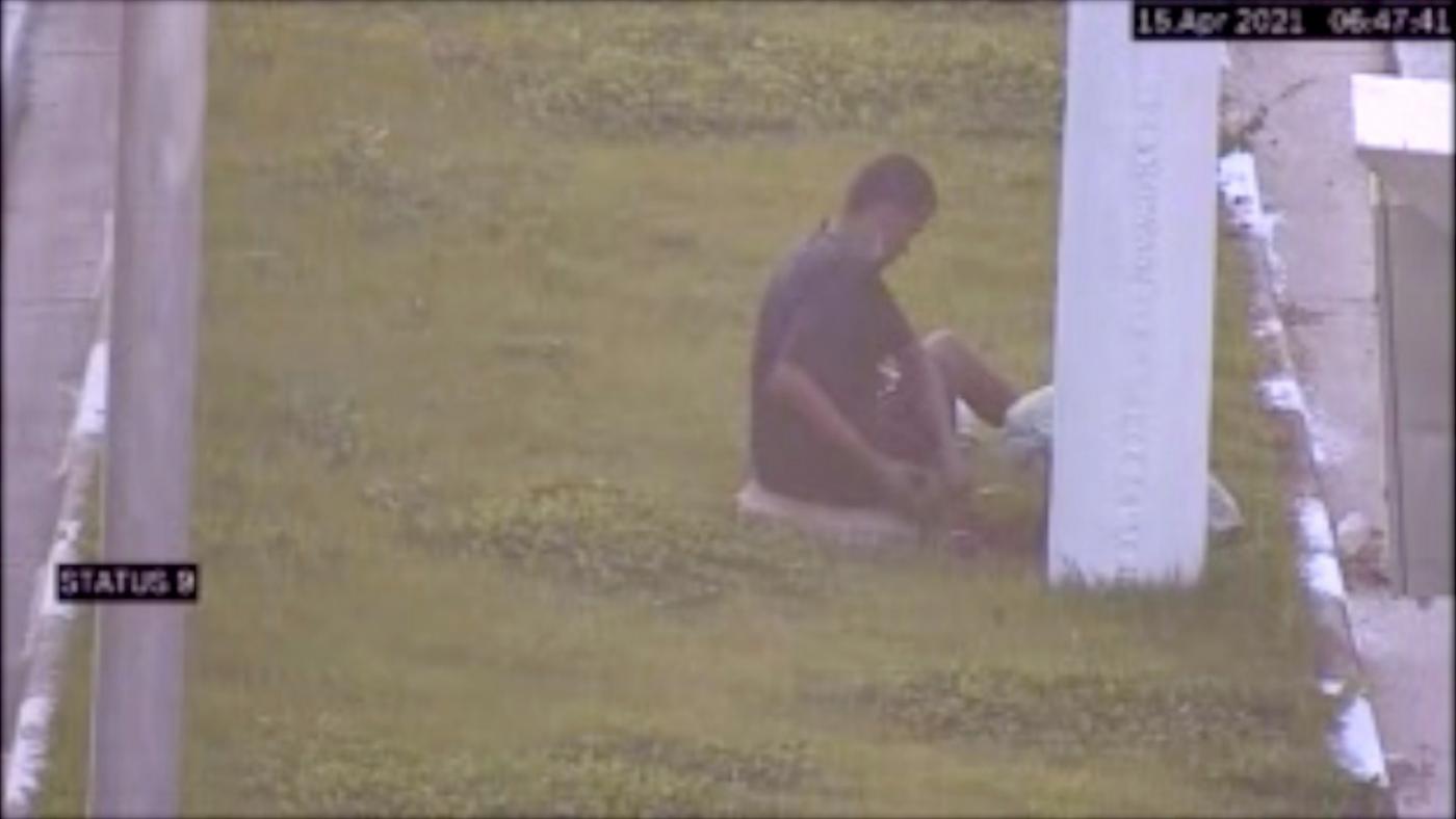 imagem mostra rapaz arrancando fios #paratodosverem