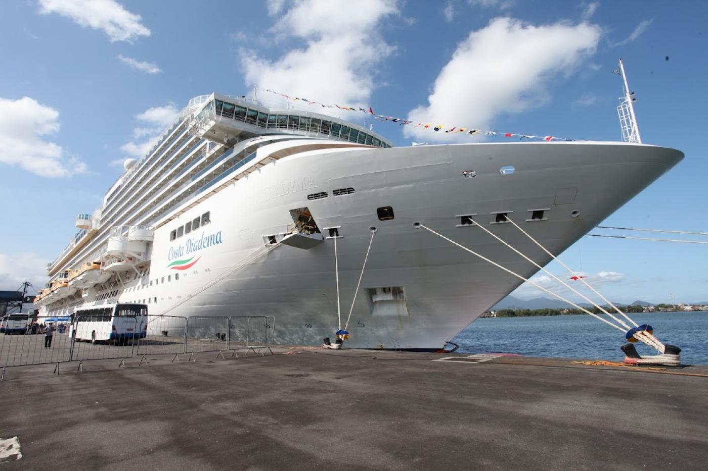 navio atracado no porto de santos #paratodosverem