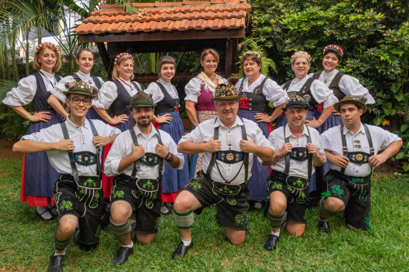 grupo está com roupas típicas #pracegover