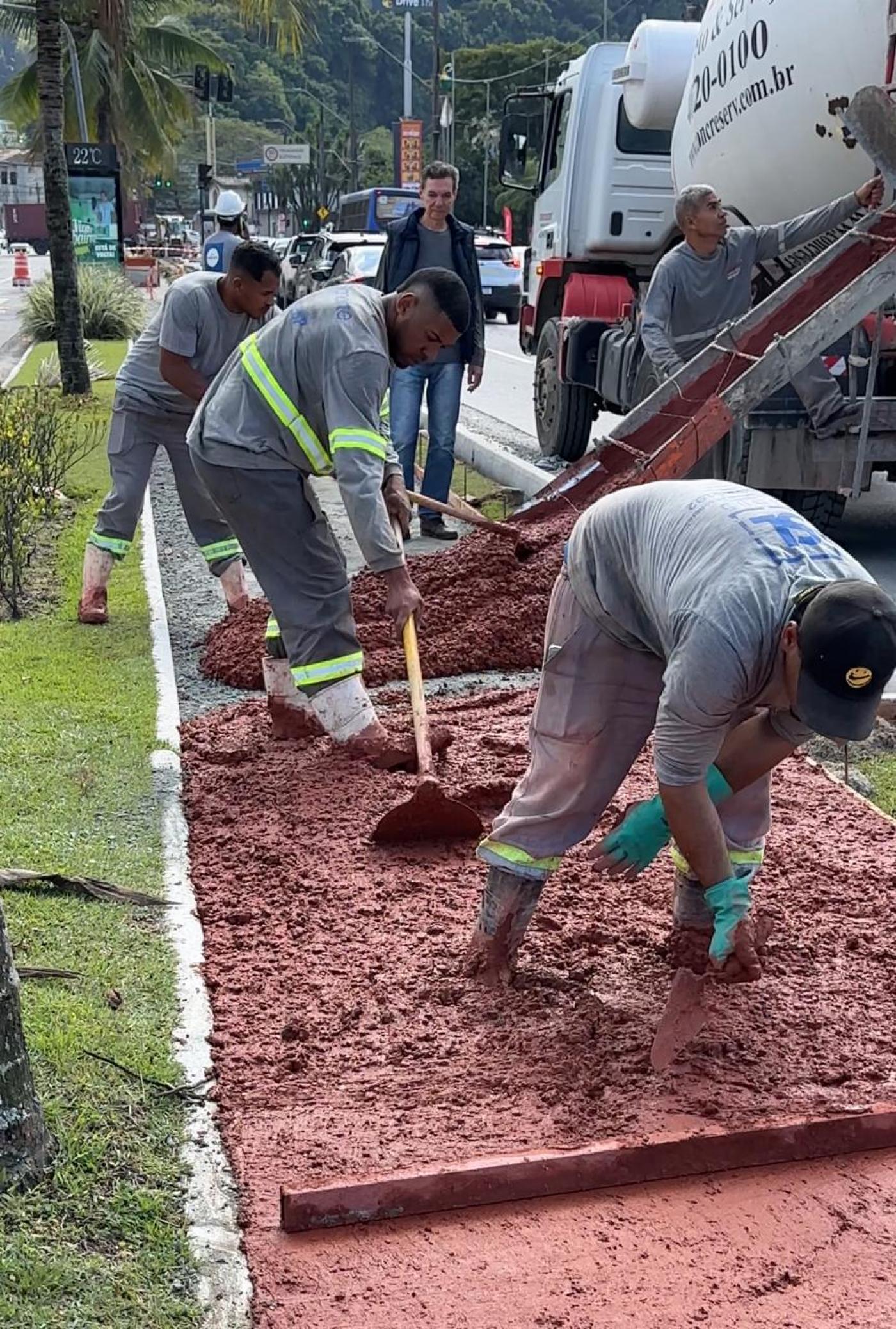 homens fazem manutenção em ciclovia. #paratodosverem