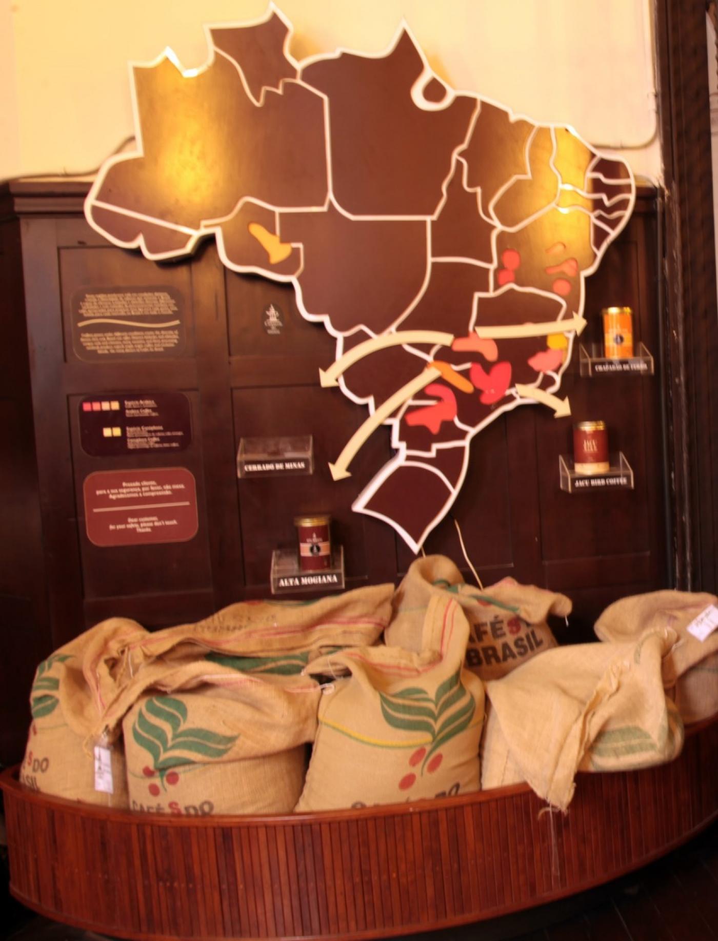 sacos de café ao lado de mapa do brasil #paratodosverem 