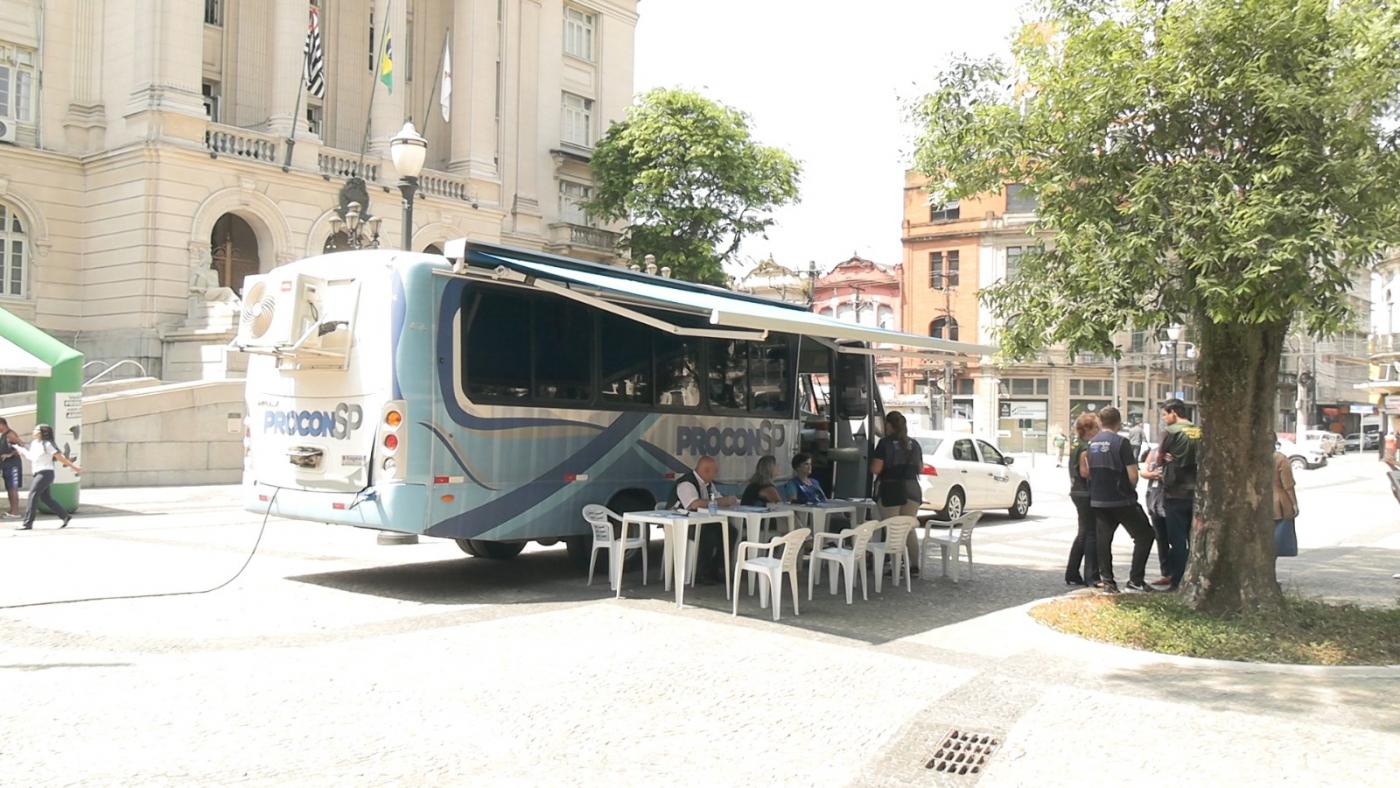 ônibus do procon na praça mauá, #paratodosverem 
