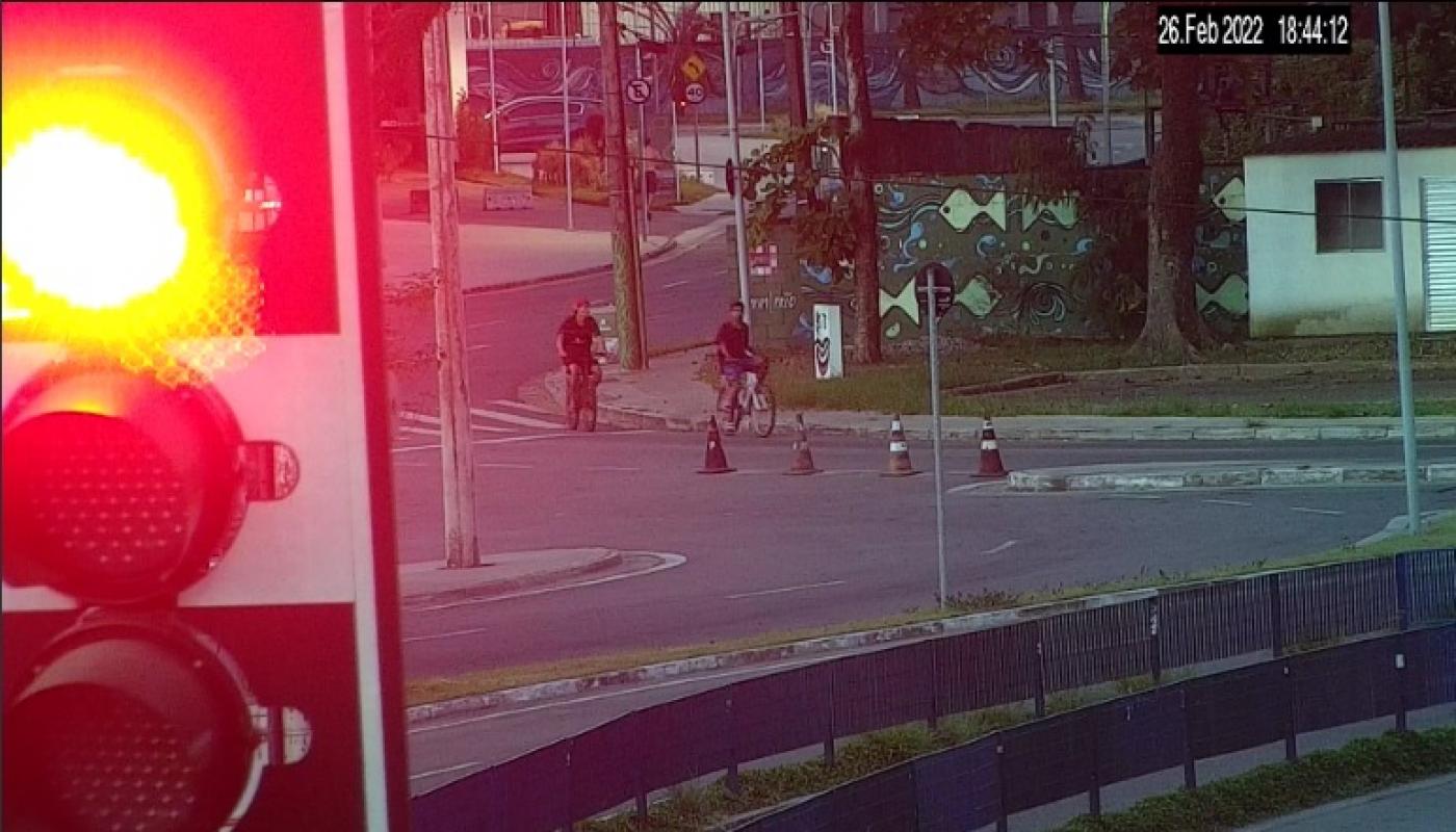 imagem mostra 2 acusados de bicicleta #paratodosverem 