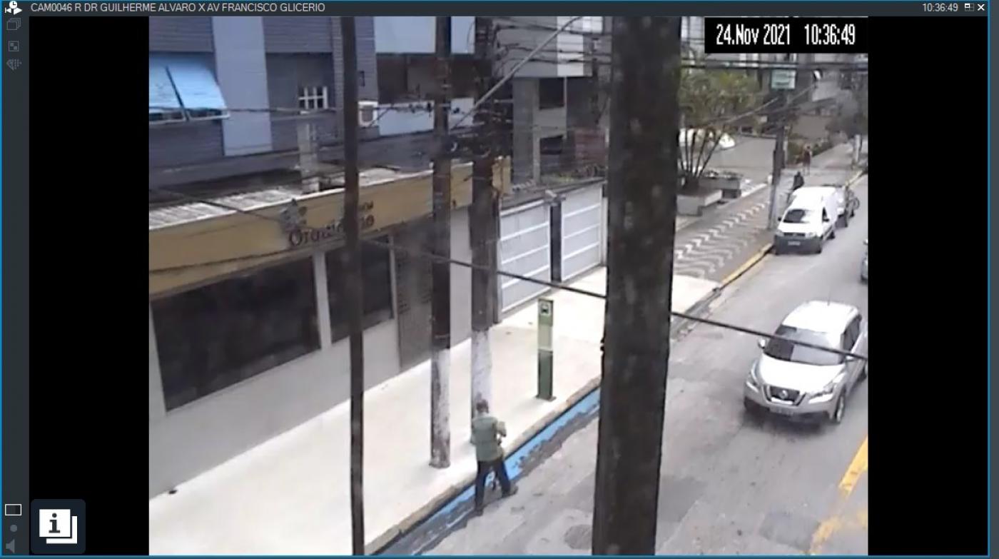 imagem mostra zelador despejando a tinta na rua #paratodosverem 