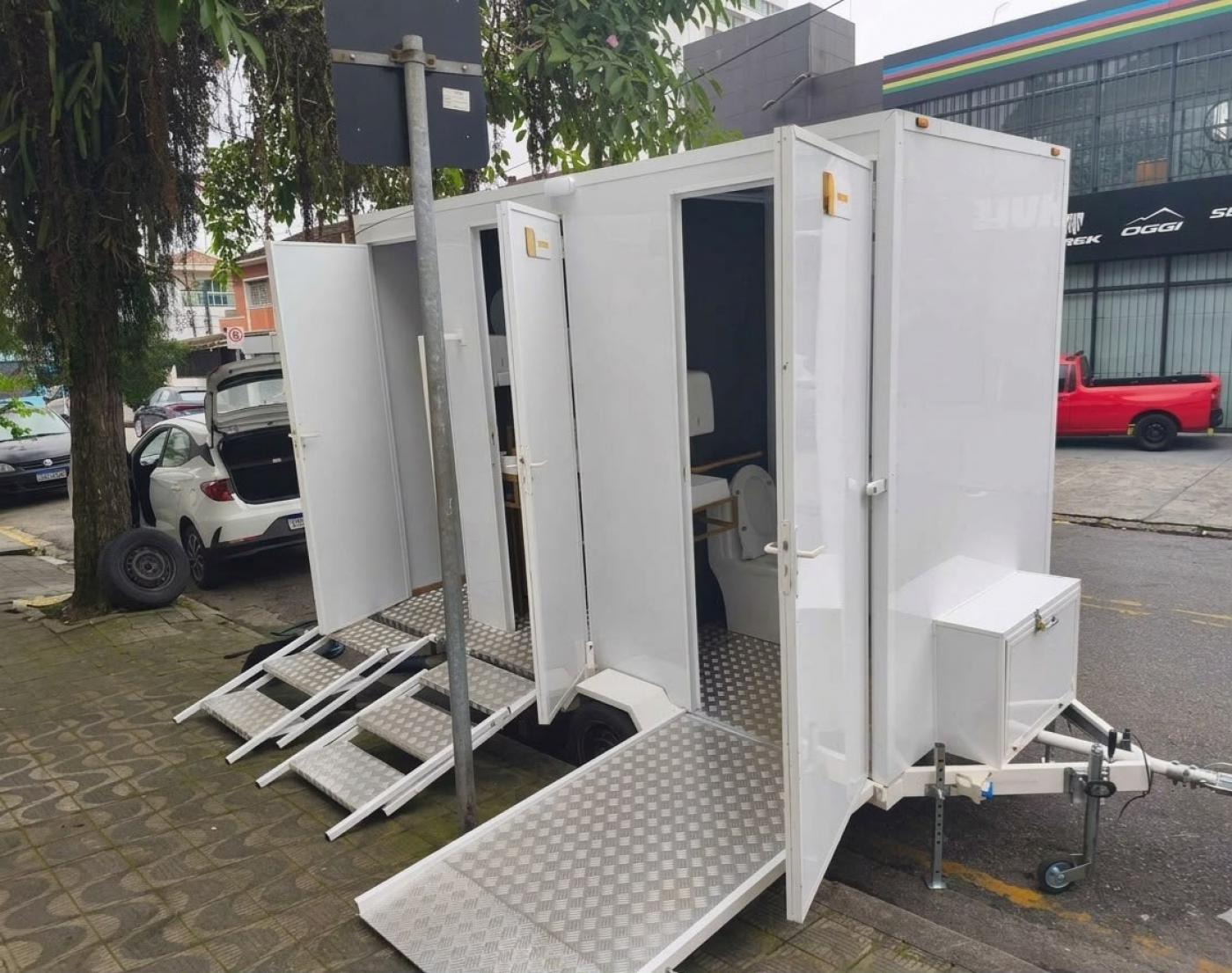 trailer de banheiro químico. #paratodosverem 