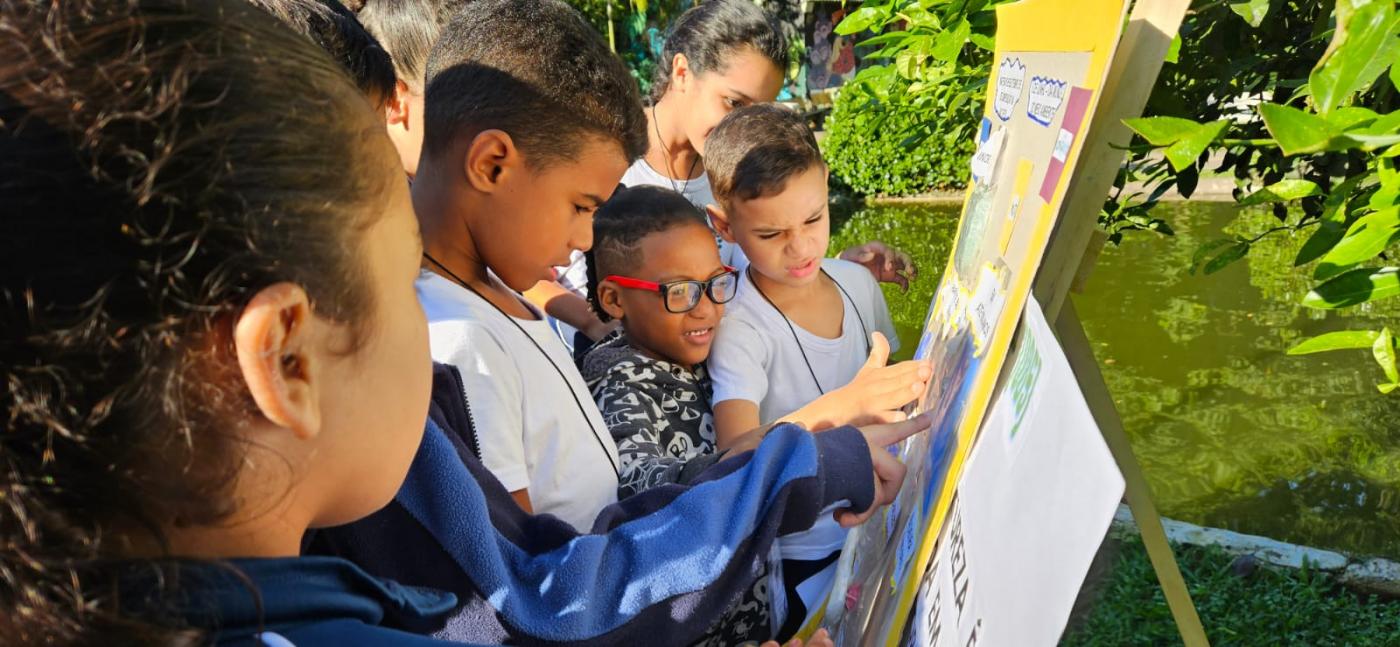 Alunos colocam a mão em cartolina #paratodosverem 