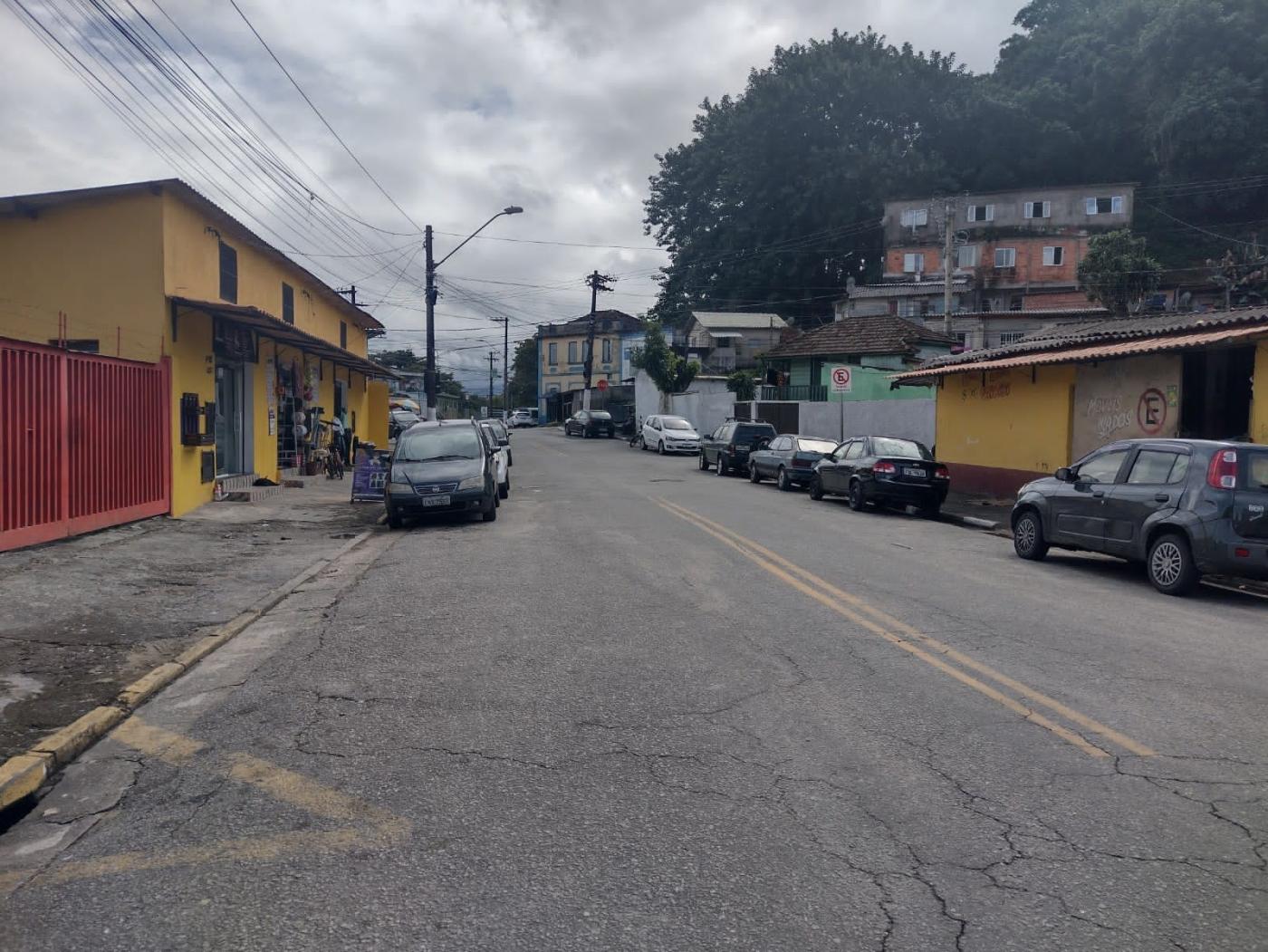 vista geral de rua com carros estacionados. #paratodosverem 