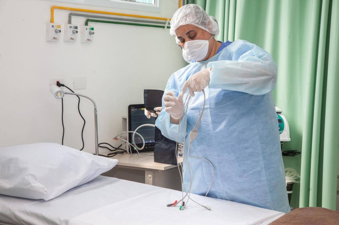 enfermeira mexe em equipamento hospitalar #paratodosverem