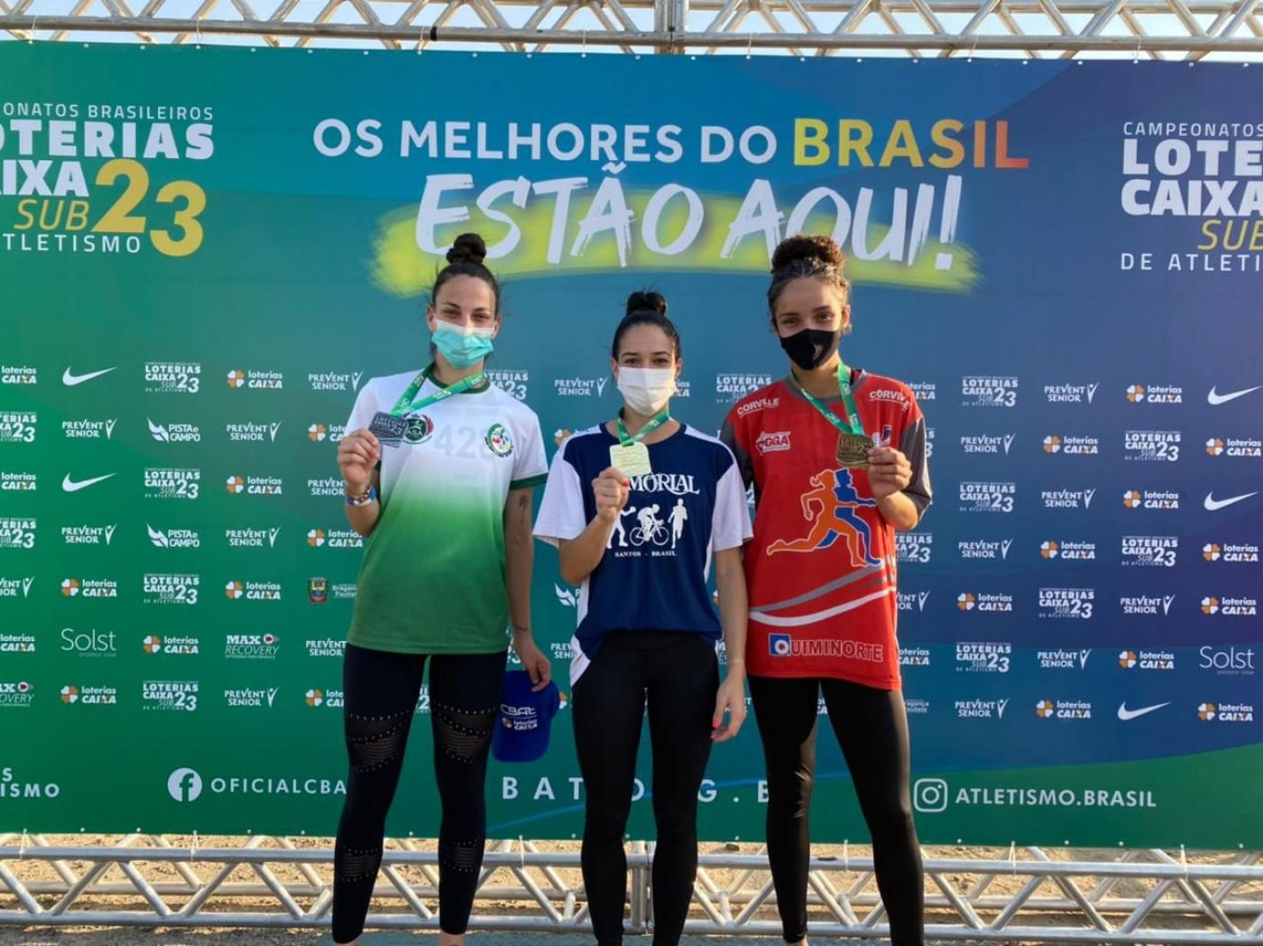 Atletas no pódio #paratodosverem