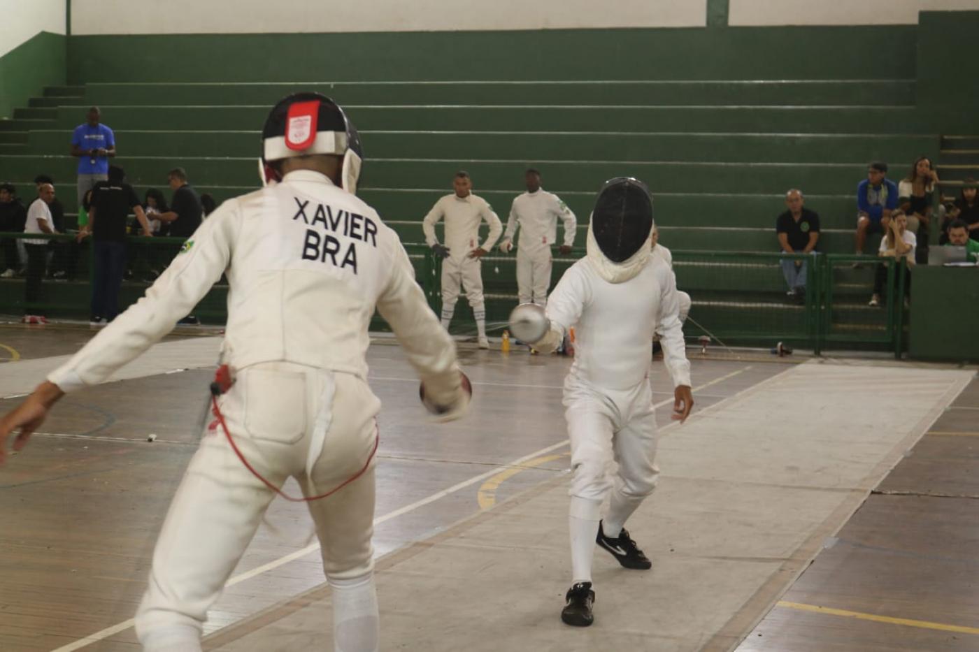 Atletas durante a disputa de esgrima #paratodosverem 