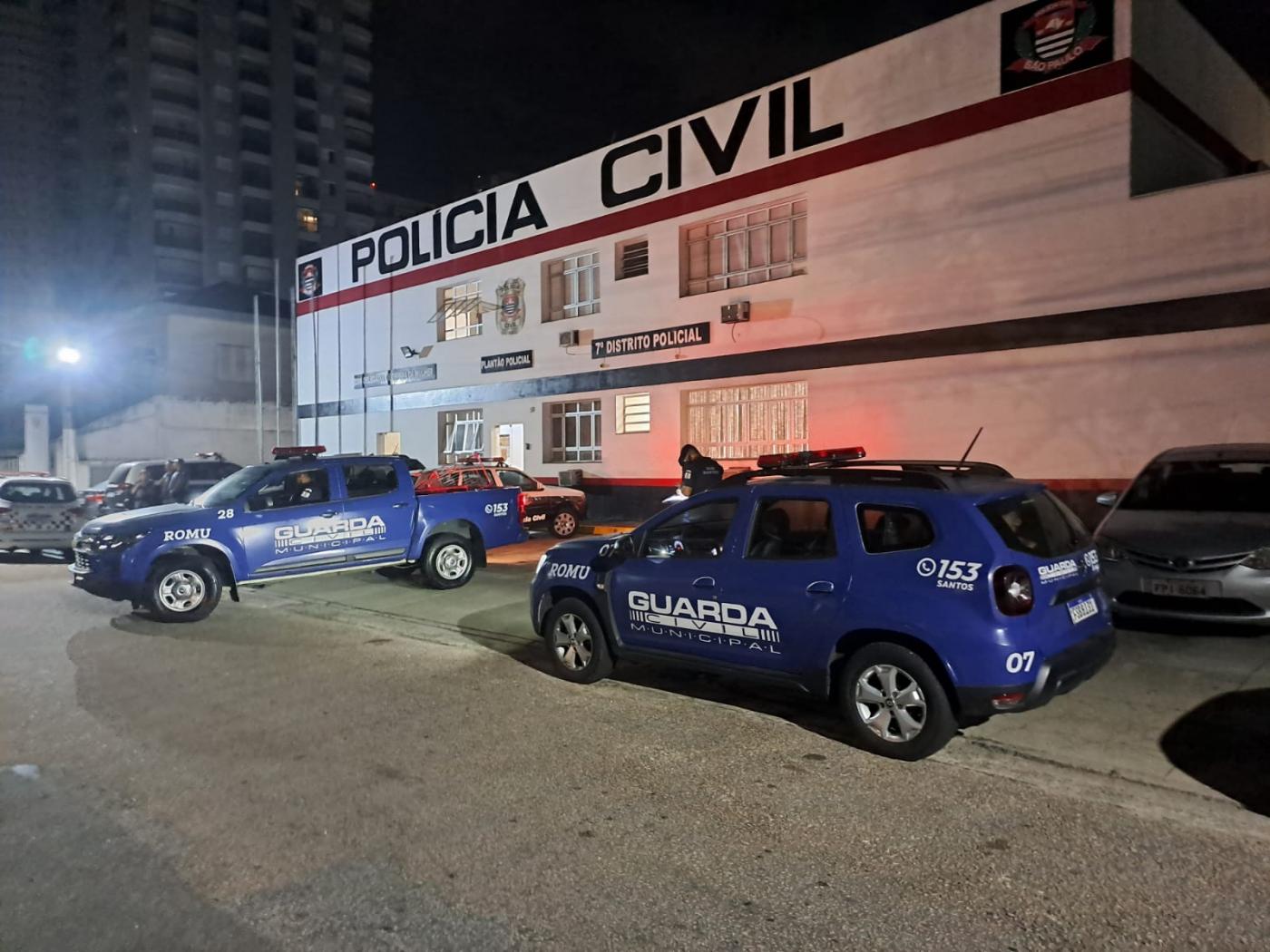 viaturas na porta da delegacia #paratodosverem 