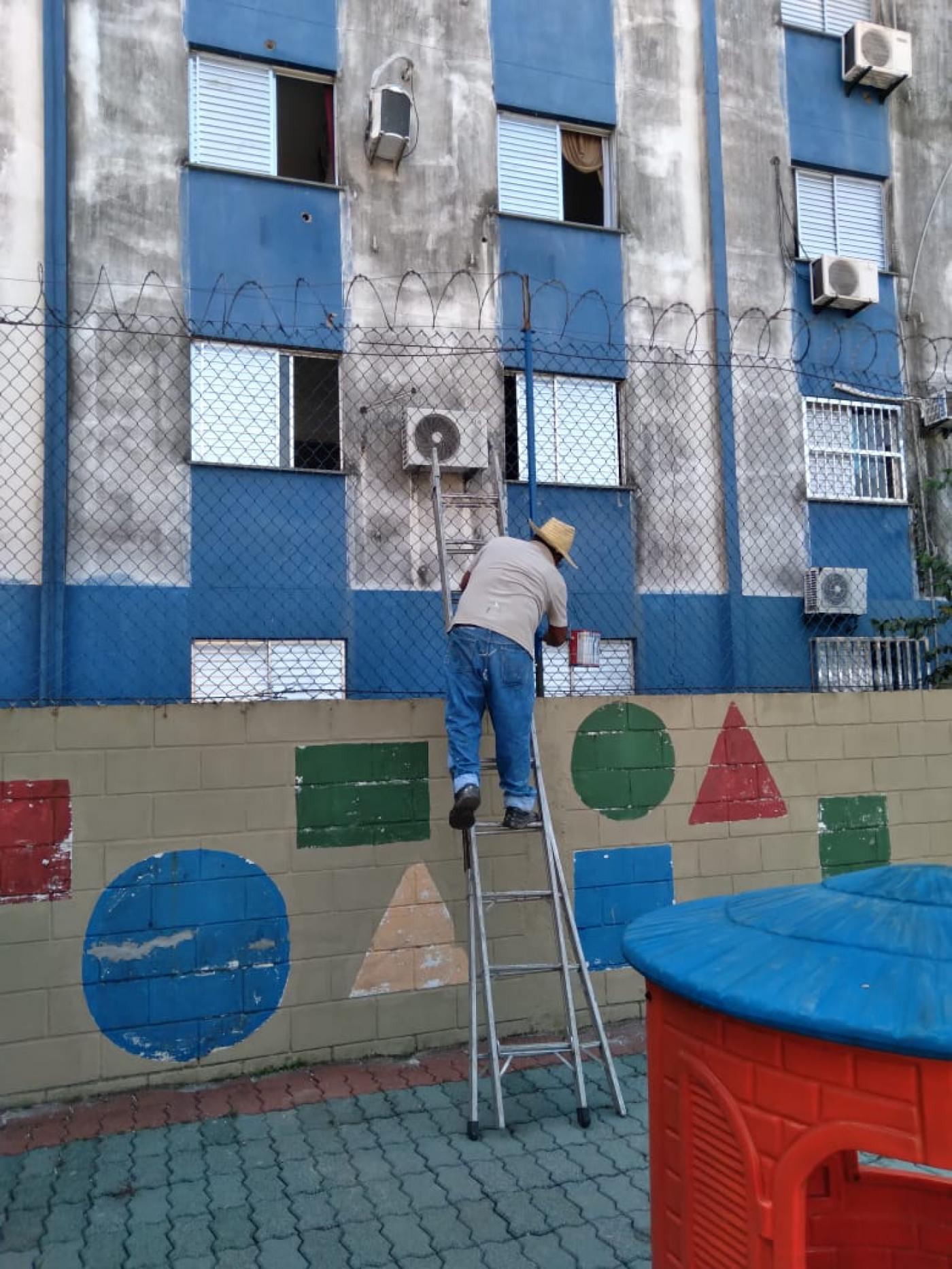 operário pinta alambrado #paratodosverem