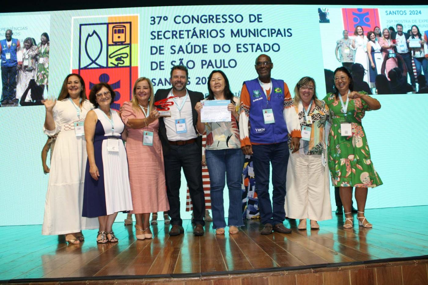 equipe da sáude mostra certificados e troféu #paratodosverem 
