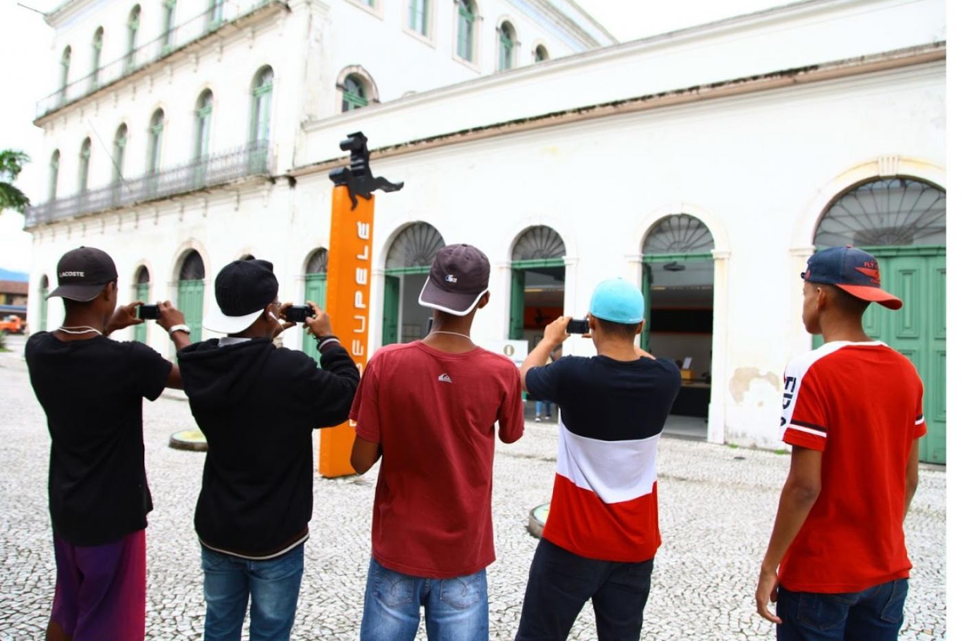 pessoas fotografam o museu pelé #paratodosverem