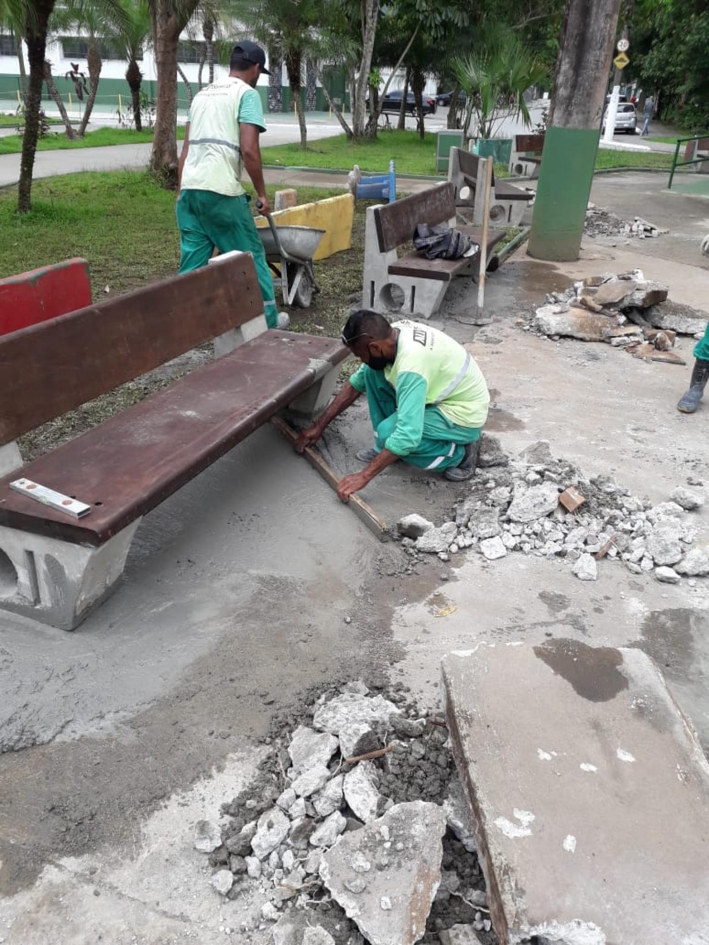 operário atua em banco de praça #paratodosverem 