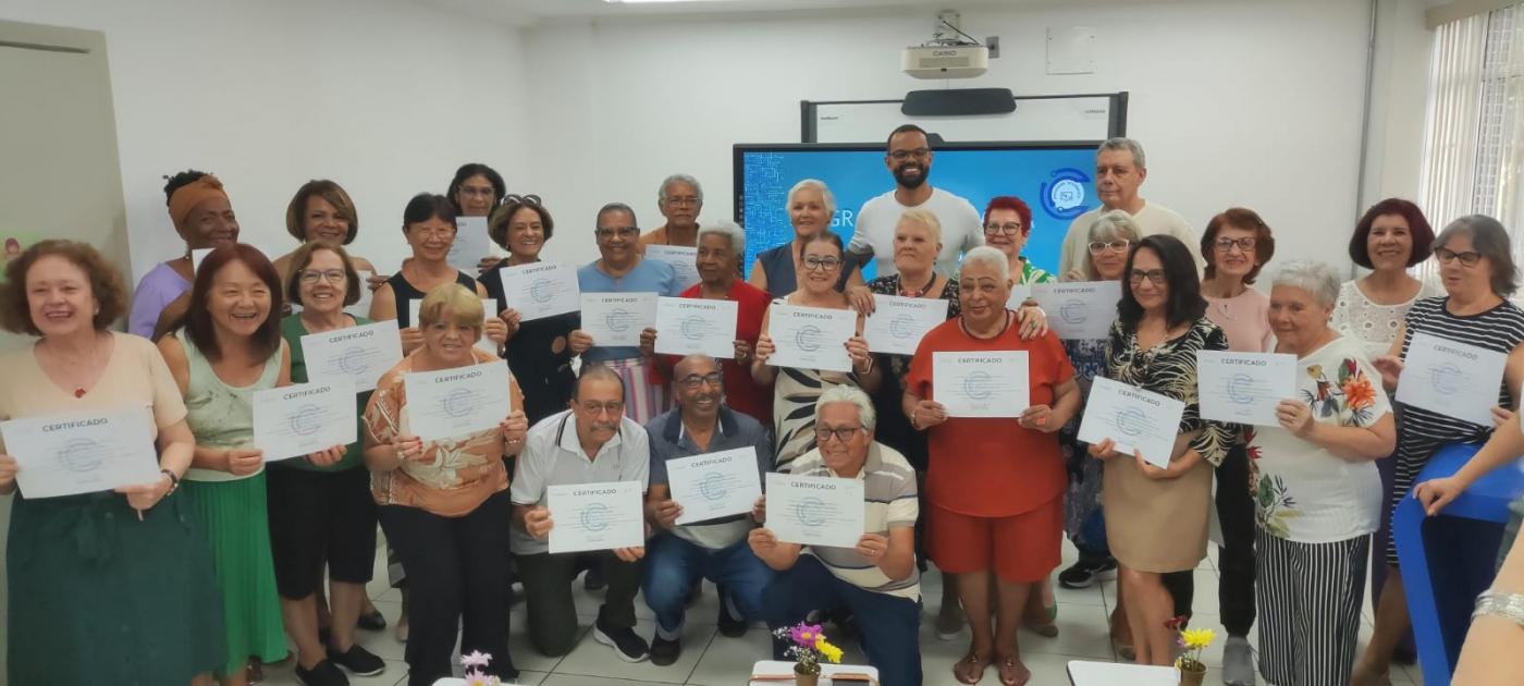 alunos posam para foto segurando os respectivos certificados de conclusão. #paratodosverem 