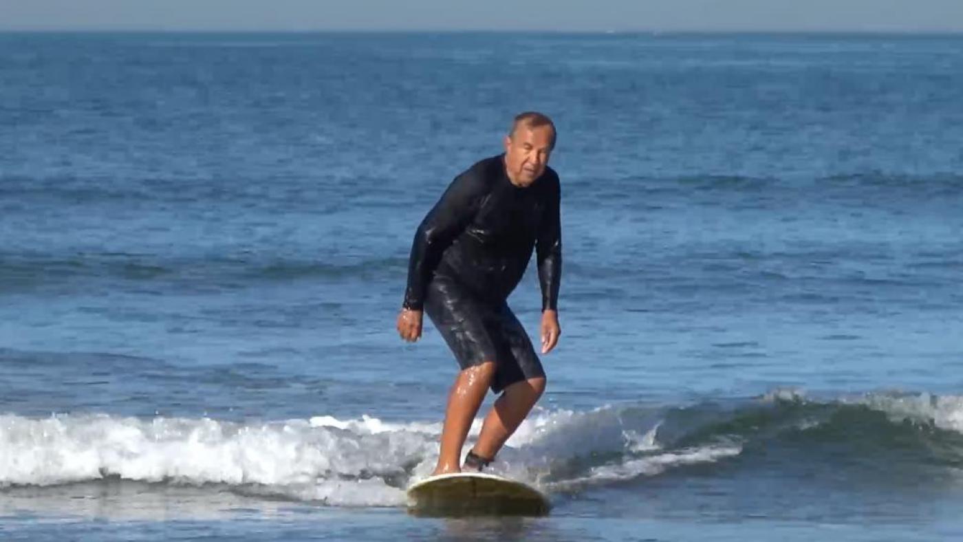 joão bailão está surfando na praia. #paratodosverem 