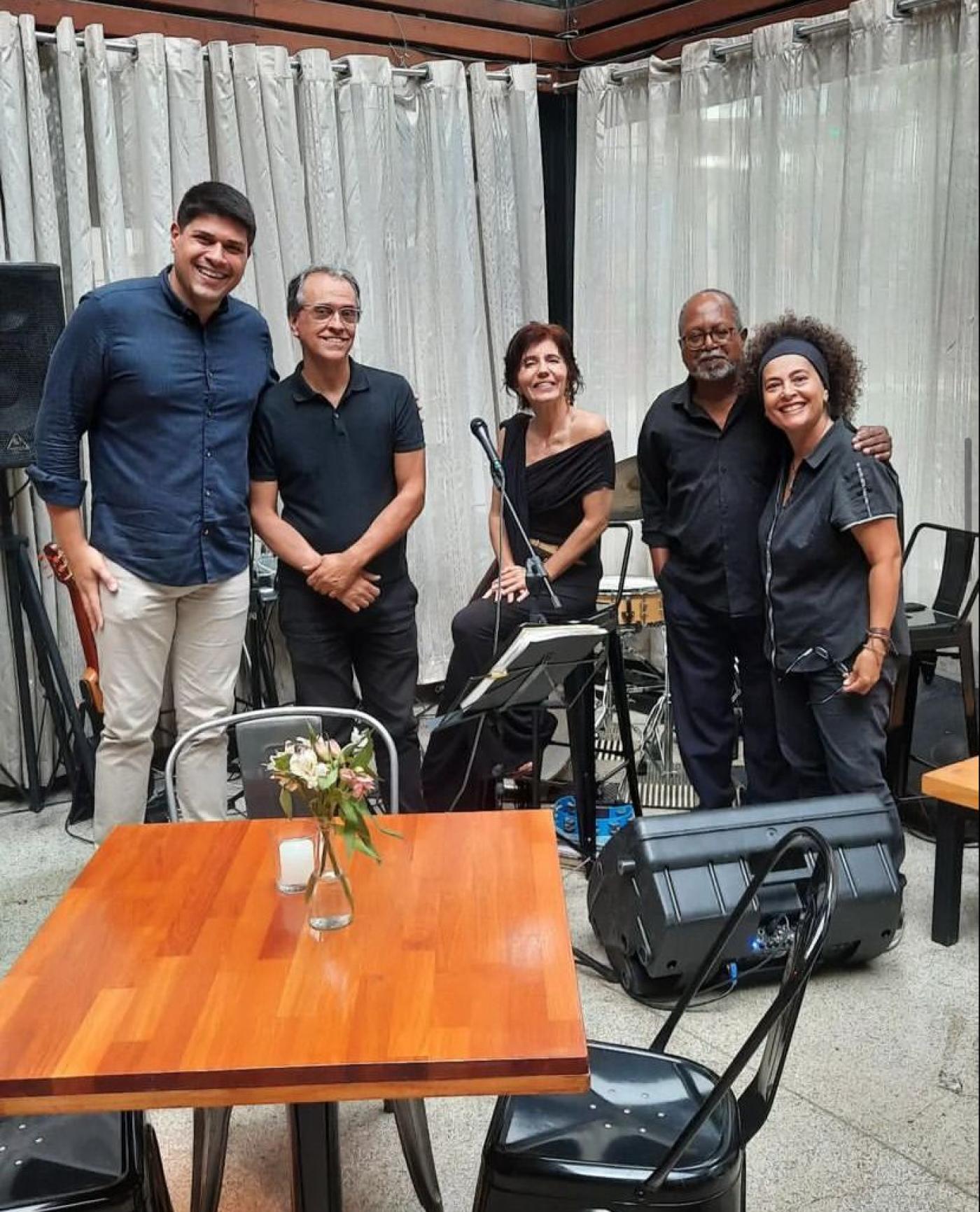 banda está em pé com instrumentos #paratodosverem 