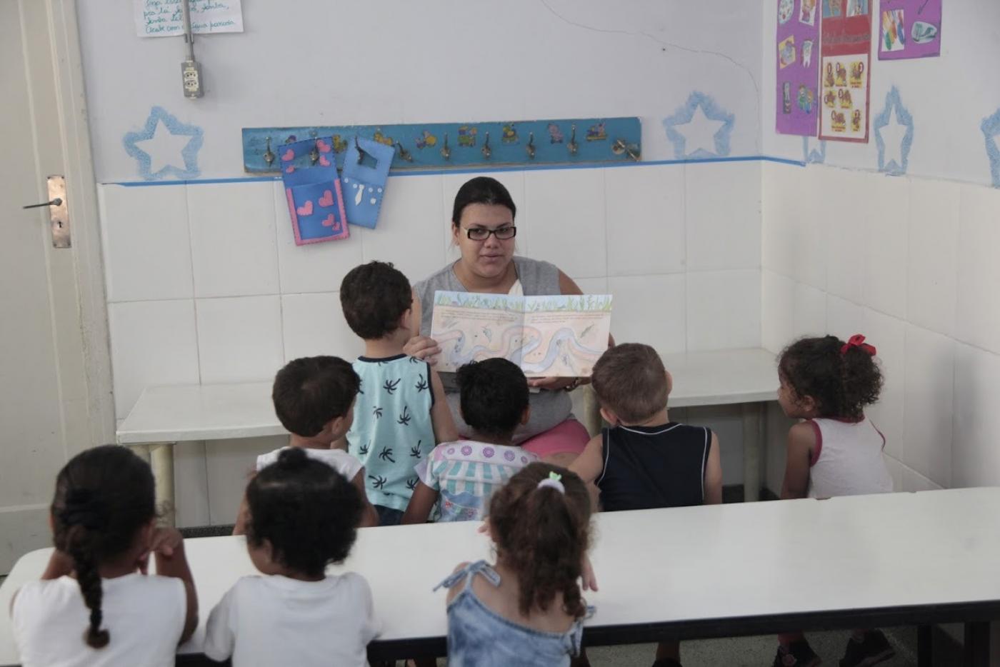 crianças em sala de aula #paratodosverem